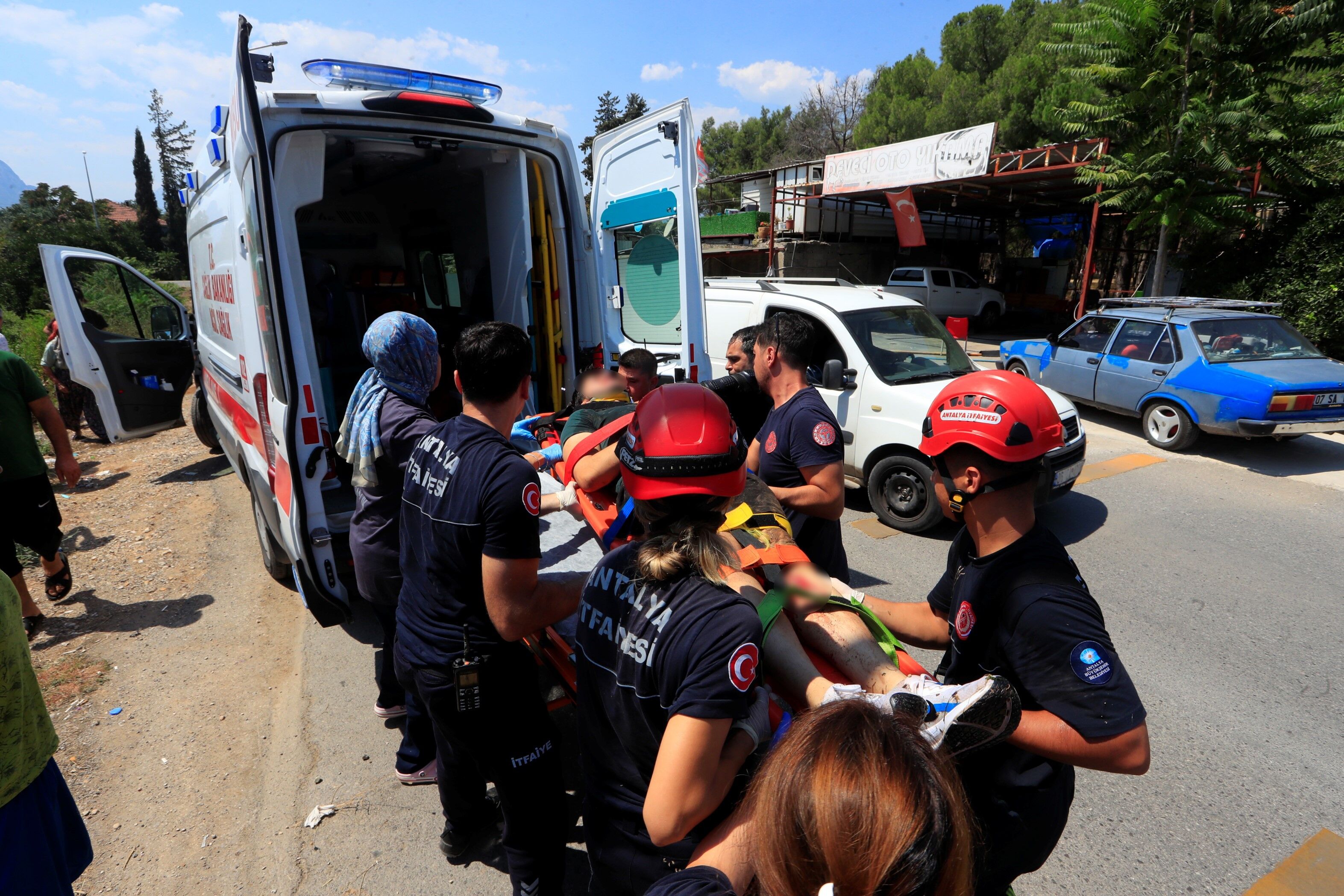 Antalya’da Kediden Kaçarken Bahçeye Uçtu (3)