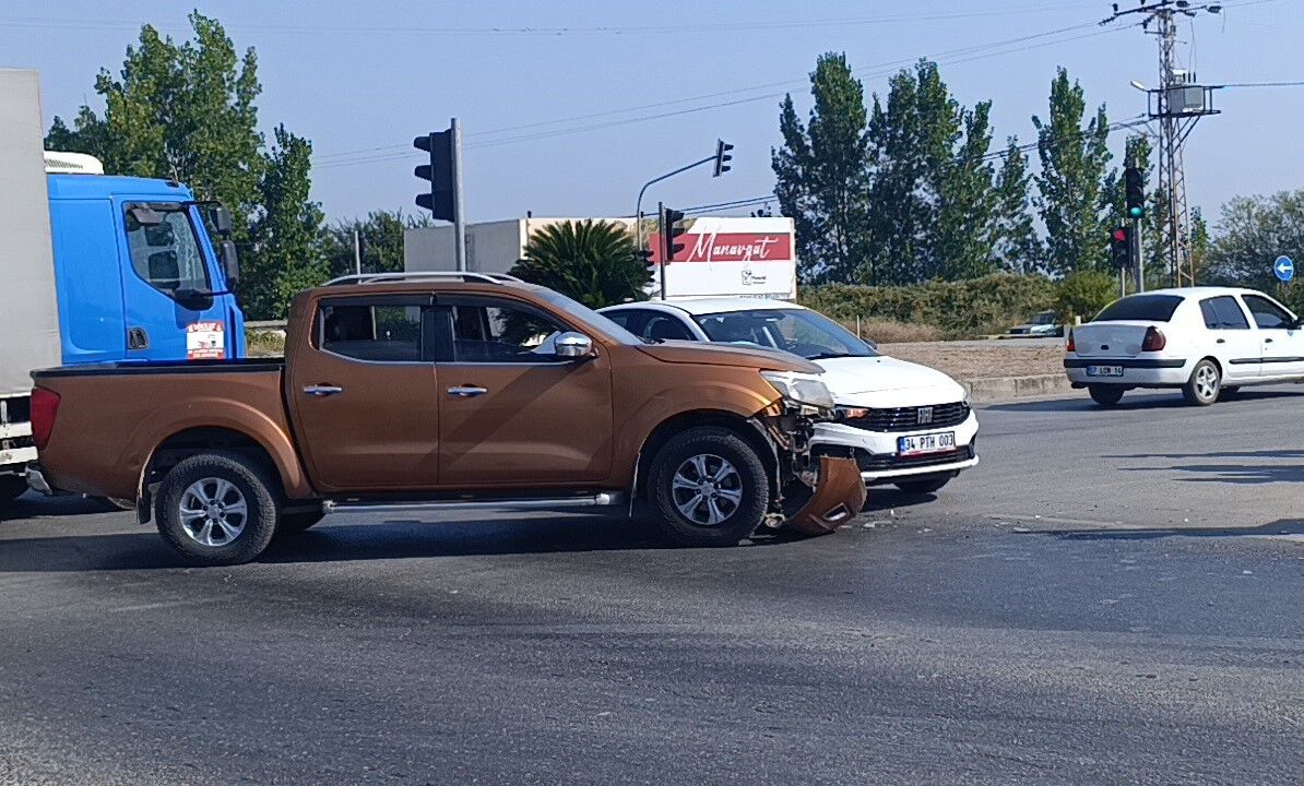 Antalya'da Kırmızı Işık Ihlali Kazayla Sonuçlandı (2)