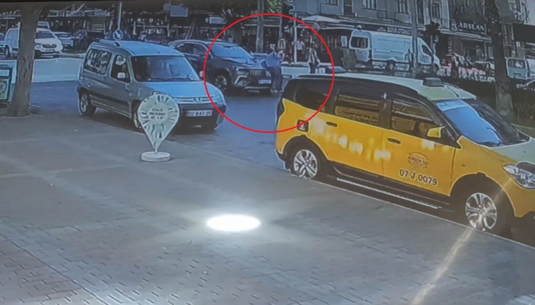 Antalya'da Kırmızı Işıkta Geçti, Otomobil Çarptı (1)