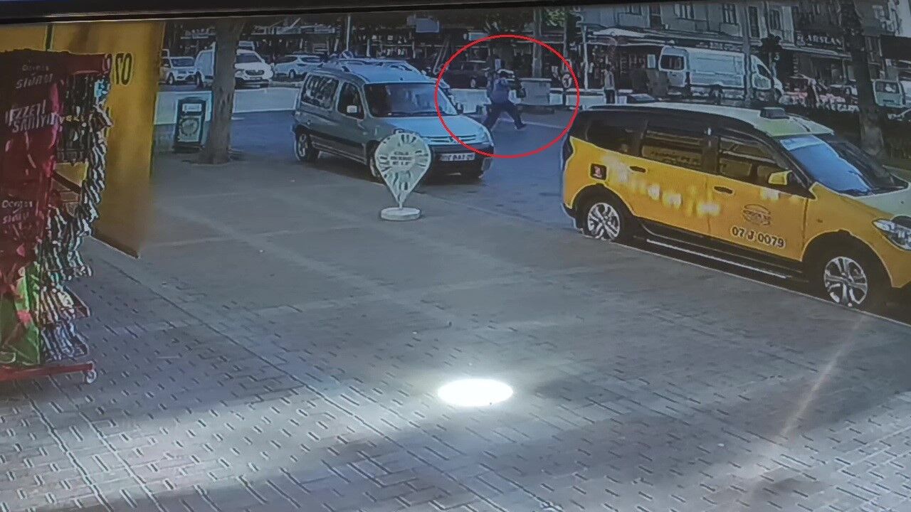 Antalya'da Kırmızı Işıkta Geçti, Otomobil Çarptı (2)