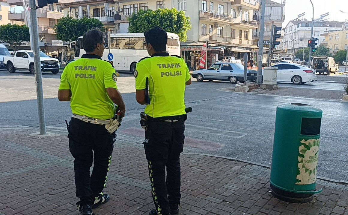 Antalya'da Kırmızı Işıkta Geçti, Otomobil Çarptı (4)