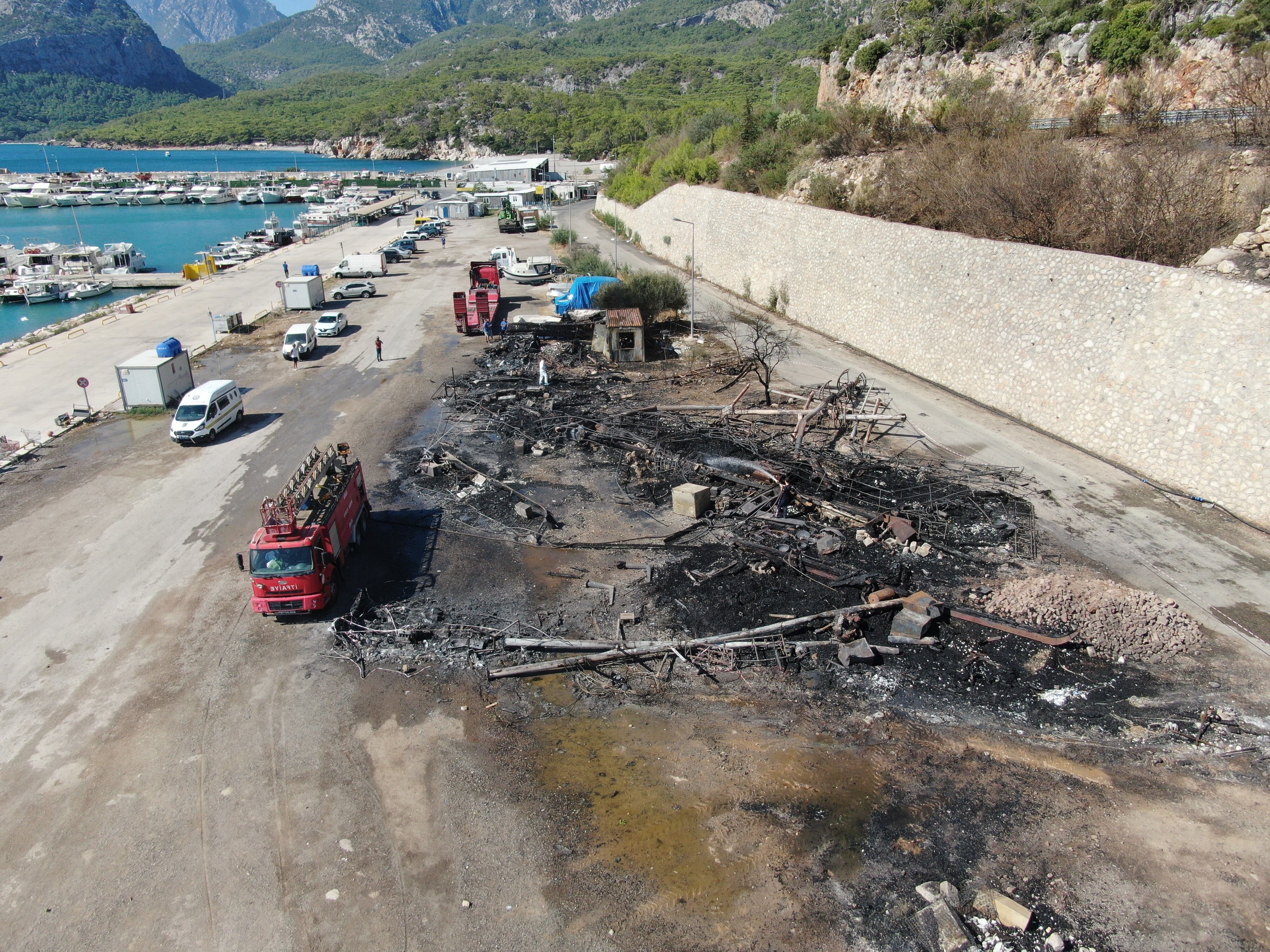 Antalya’da Kül Olan Teknelerden Geriye Sadece Demir Yığınları Kaldı (1)