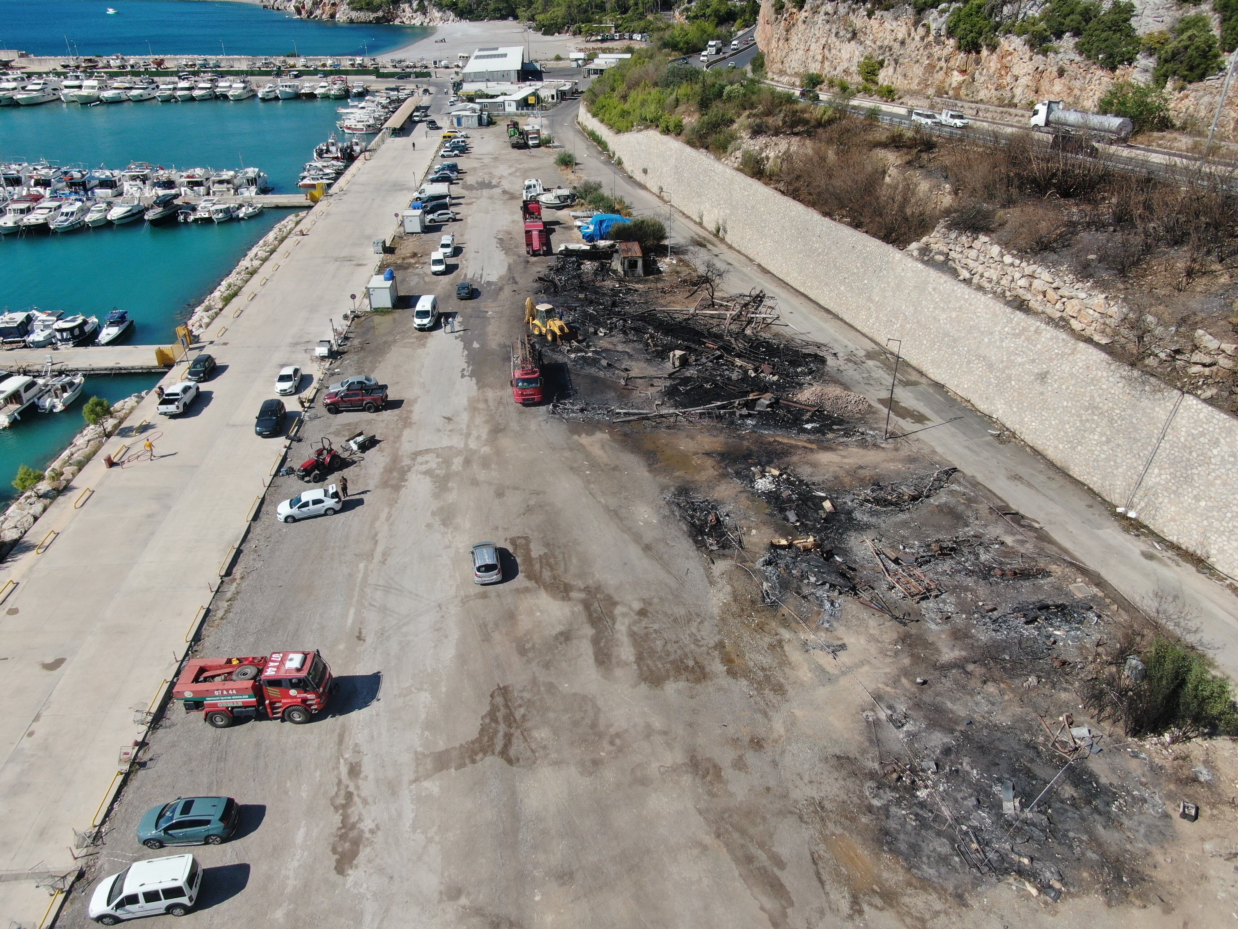 Antalya’da Kül Olan Teknelerden Geriye Sadece Demir Yığınları Kaldı (2)