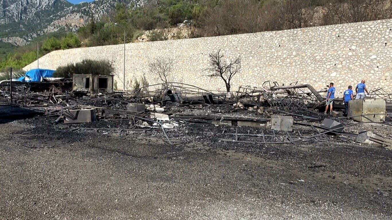 Antalya’da Kül Olan Teknelerden Geriye Sadece Demir Yığınları Kaldı (3)