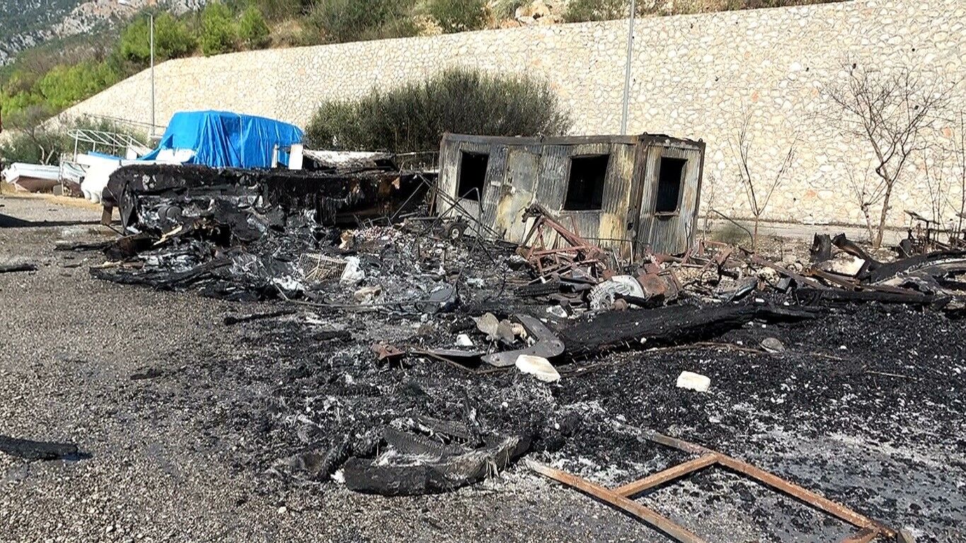 Antalya’da Kül Olan Teknelerden Geriye Sadece Demir Yığınları Kaldı (4)
