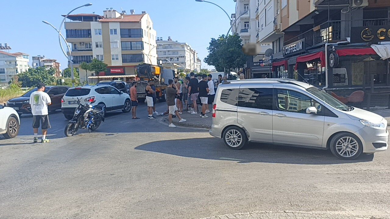 Antalya'da Motosikletle Hafif Ticari Araç Çarpıştı (1)
