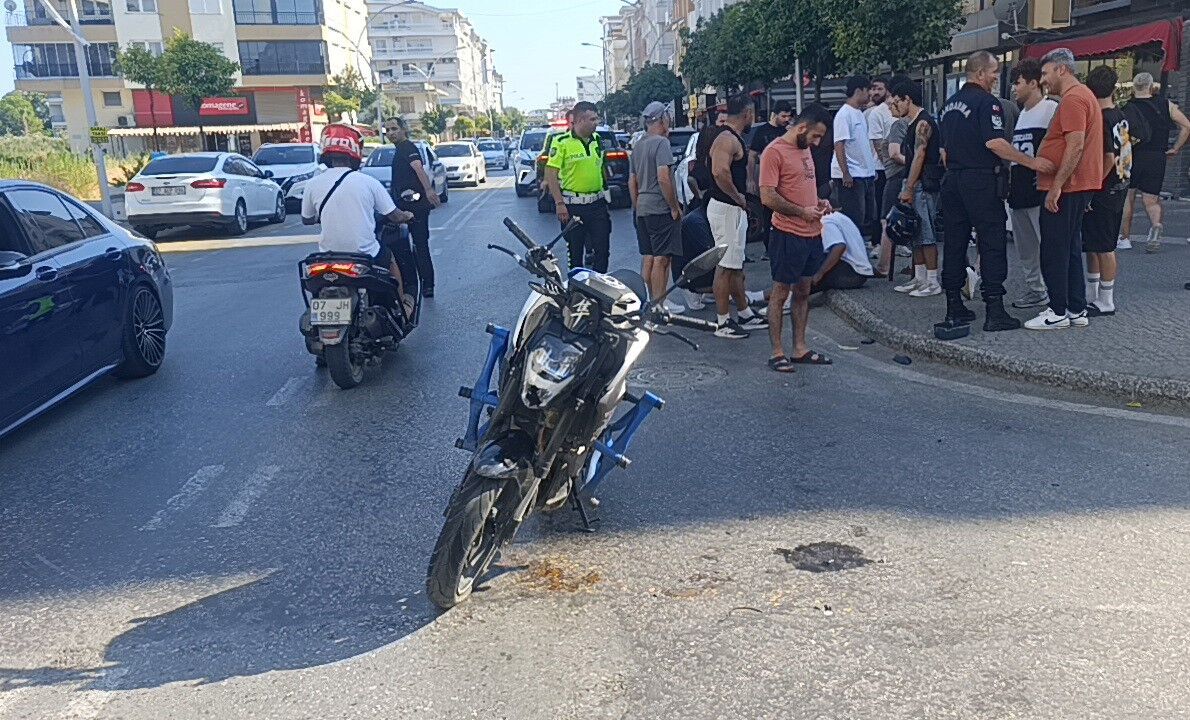 Antalya'da Motosikletle Hafif Ticari Araç Çarpıştı (3)