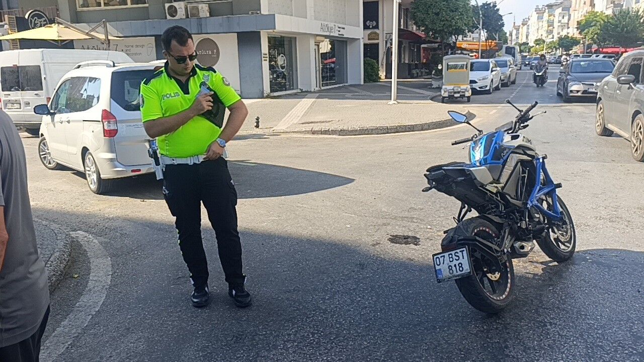 Antalya'da Motosikletle Hafif Ticari Araç Çarpıştı (4)