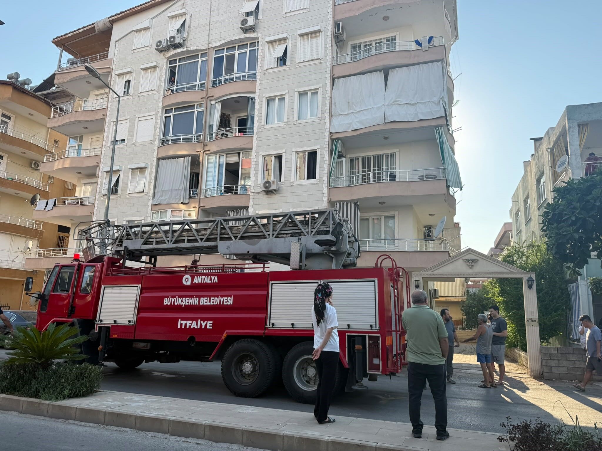 Antalya'da Ocakta Unutulan Yemek Yandı (2)