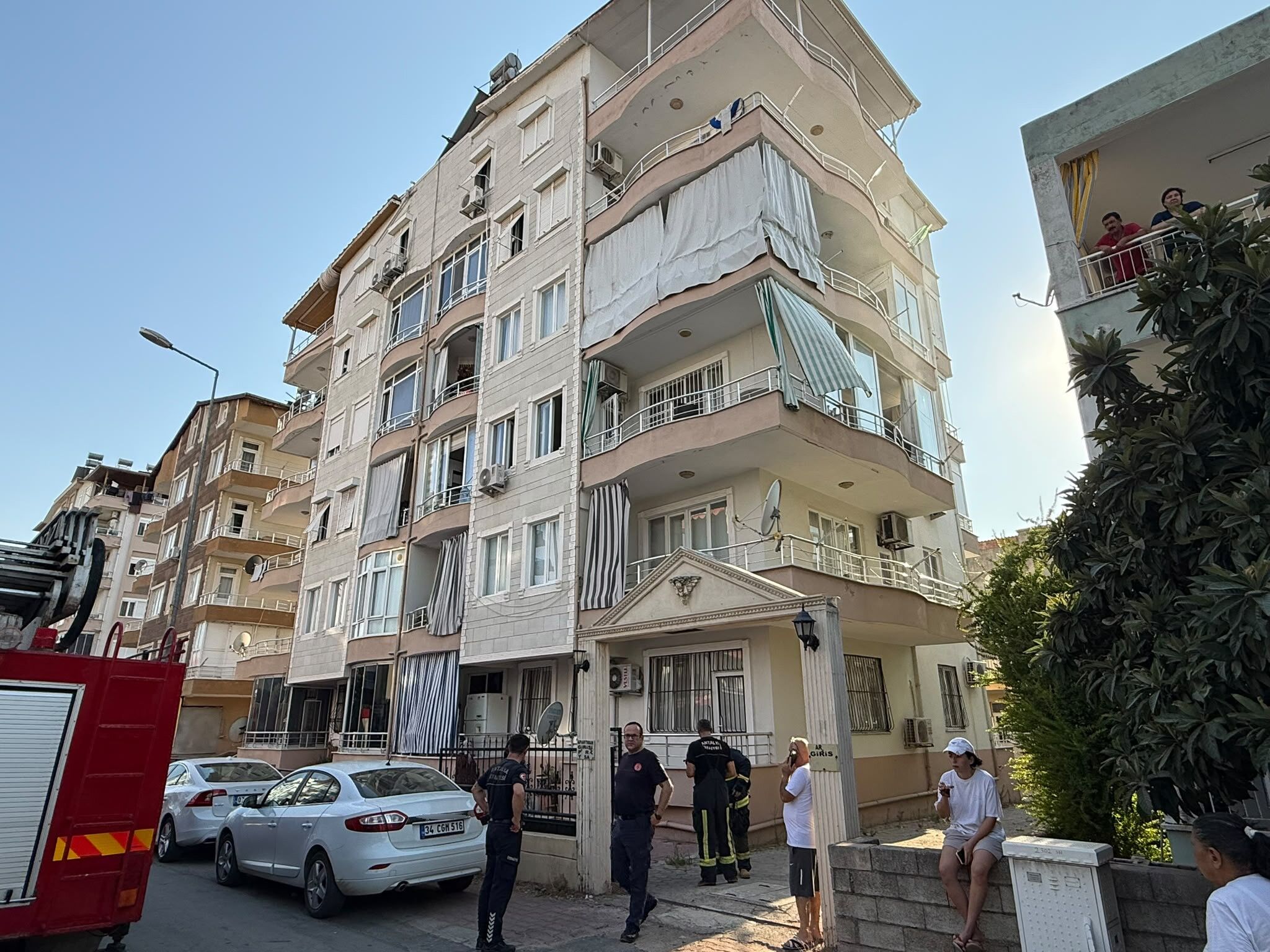 Antalya'da Ocakta Unutulan Yemek Yandı (4)