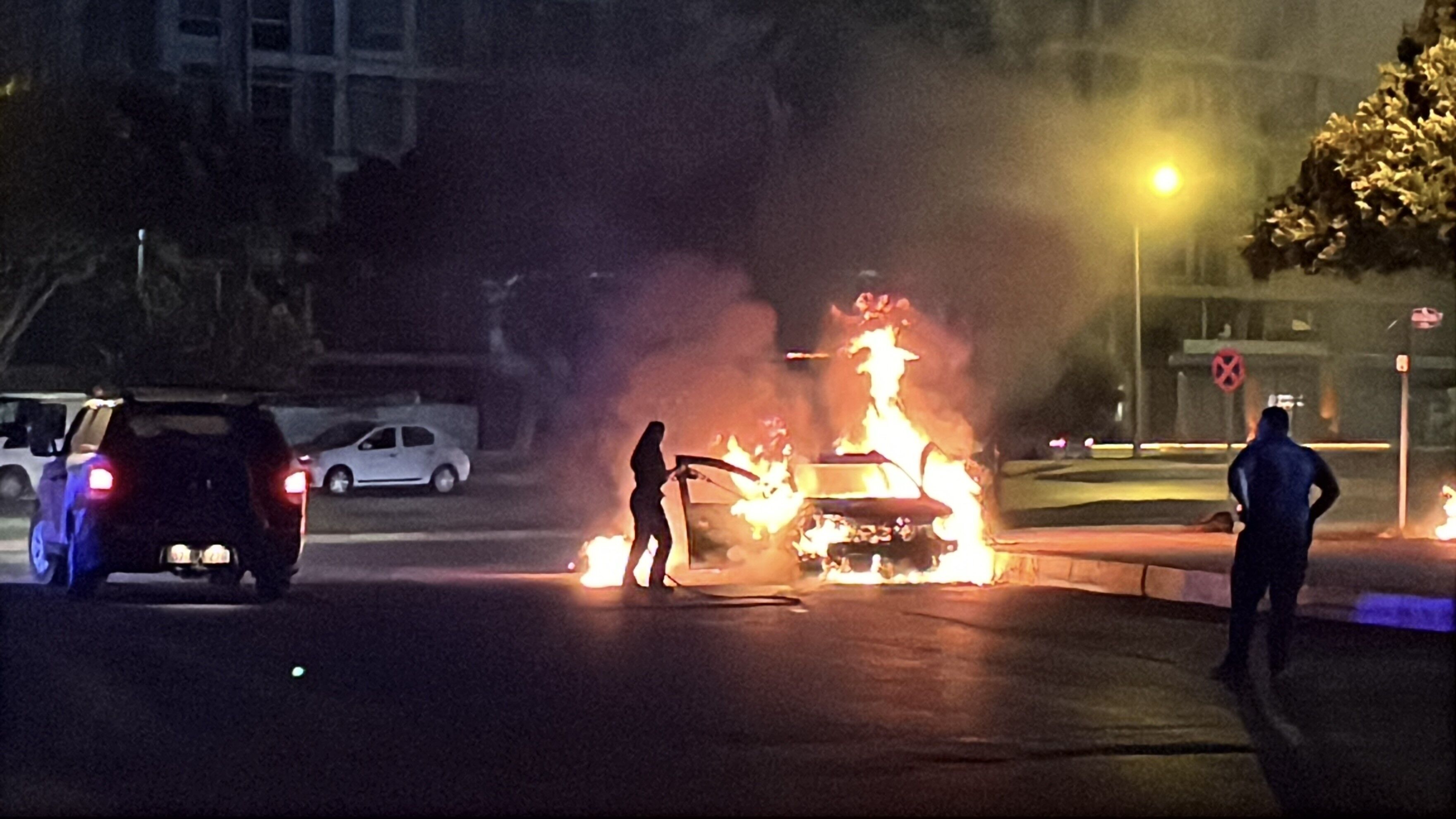 Antalya'da Otomobil Alev Topuna Döndü (3)