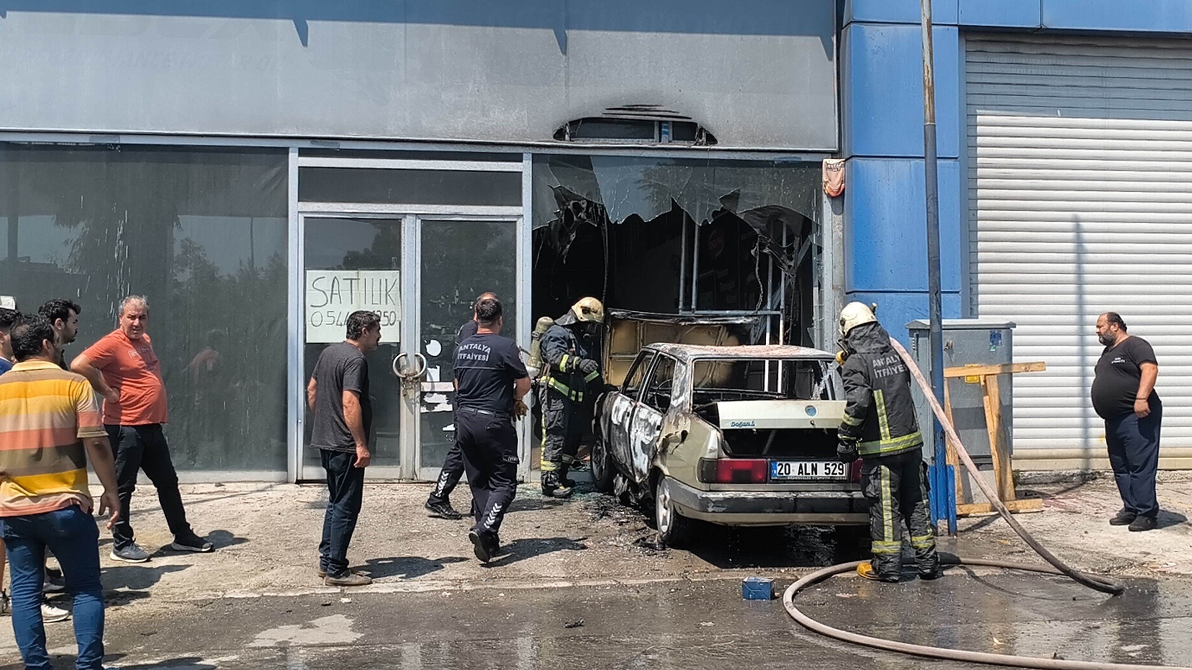 Antalya'da Otomobil Alevlere Teslim Oldu! Çaresizce Izledi (1)