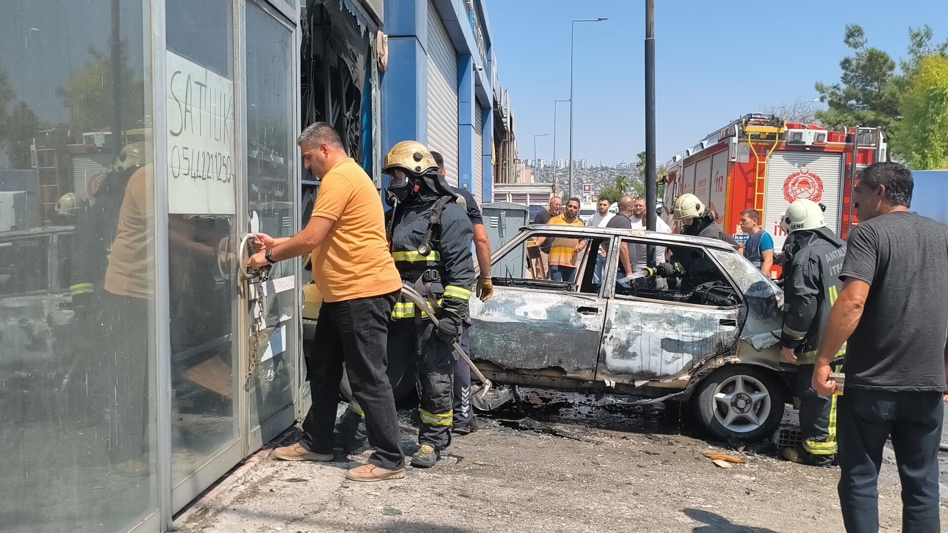 Antalya'da Otomobil Alevlere Teslim Oldu! Çaresizce Izledi (3)