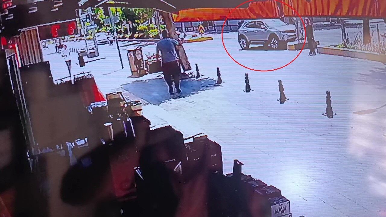 Antalya'da Otomobil Refüje Çarptı (1)