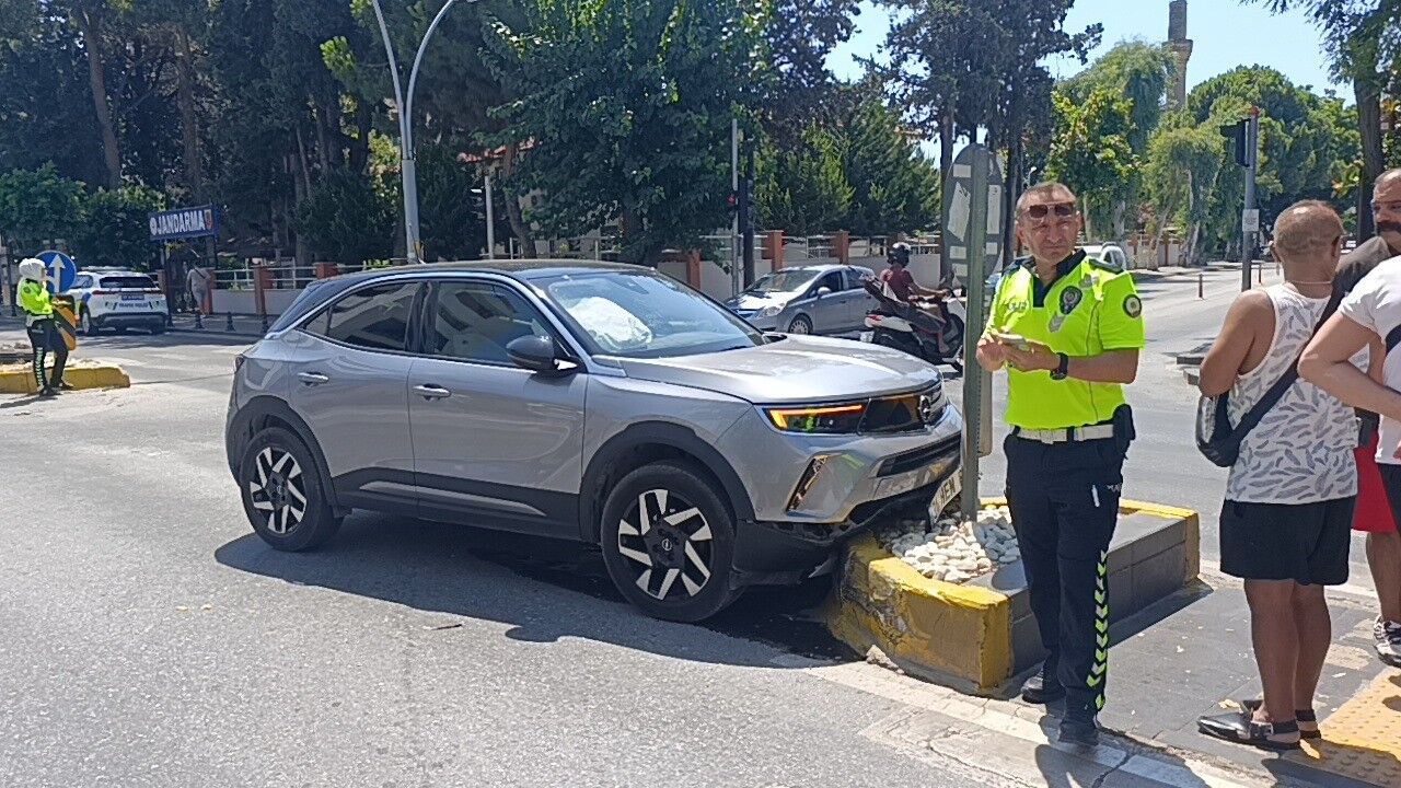 Antalya'da Otomobil Refüje Çarptı (3)
