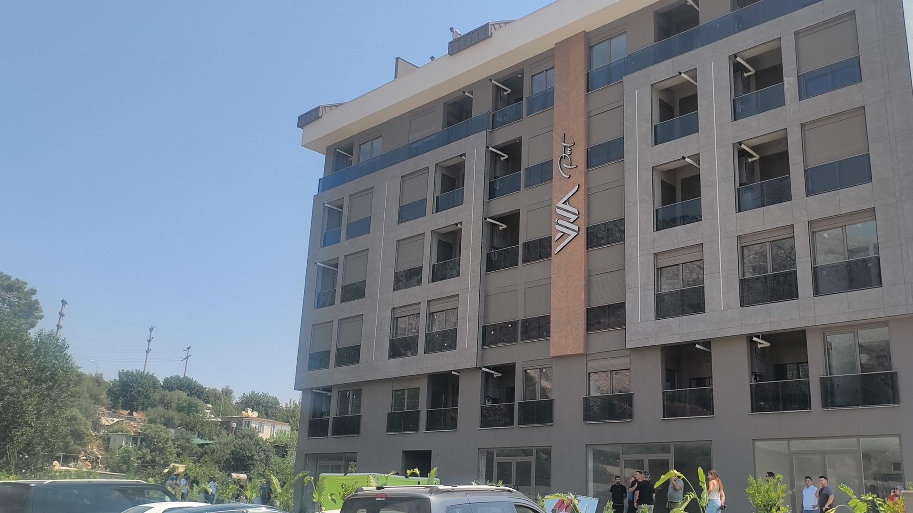 Antalya'da Parasını Alamayan Işçiler Çatıya Çıktı (4)