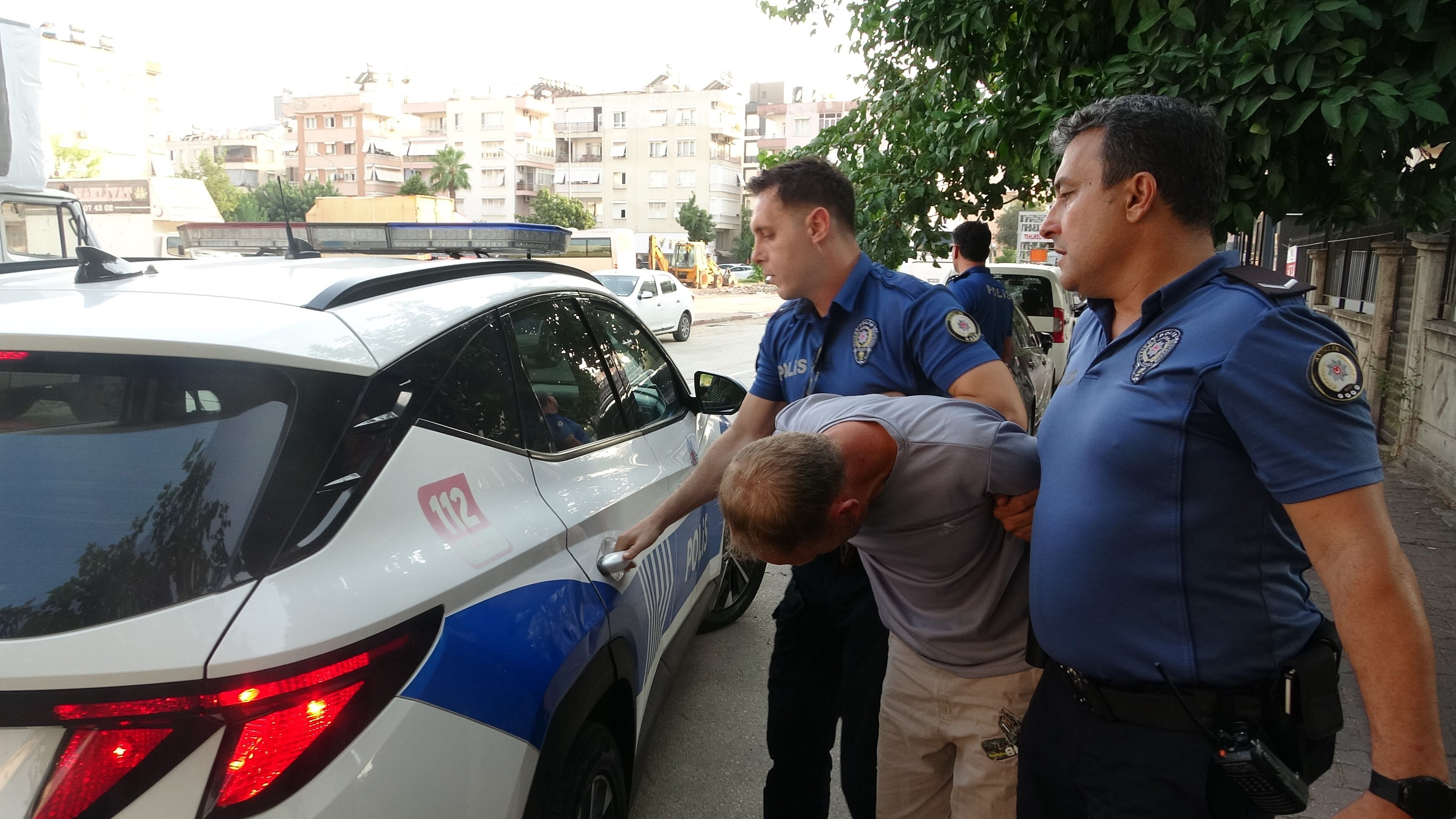 Antalya'da Plajda Soymadığı Turist Kalmadı (1)