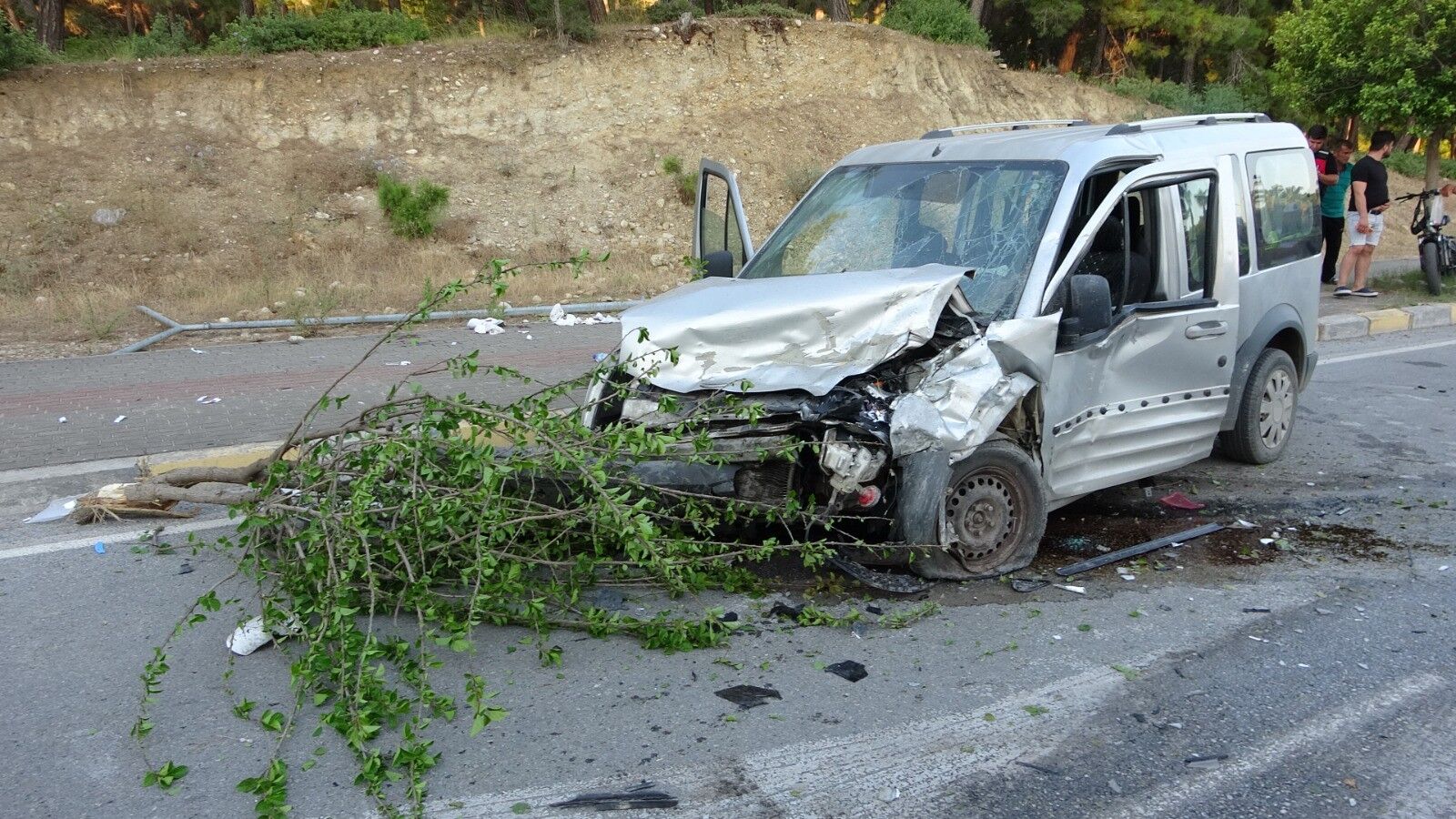 Antalya'da Refüjü Aştı, Kafa Kafaya Çarpıştılar (1)