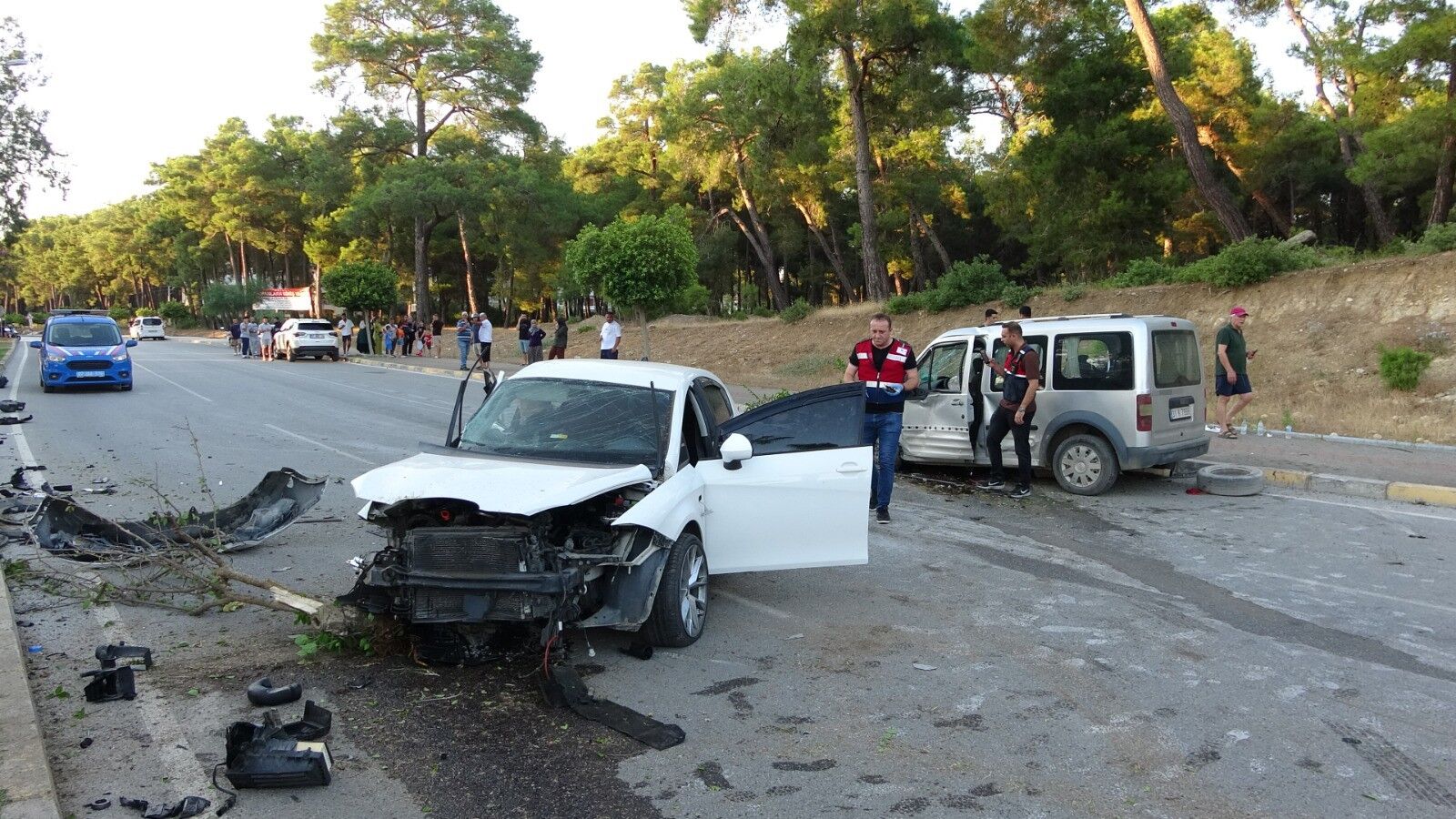 Antalya'da Refüjü Aştı, Kafa Kafaya Çarpıştılar (2)