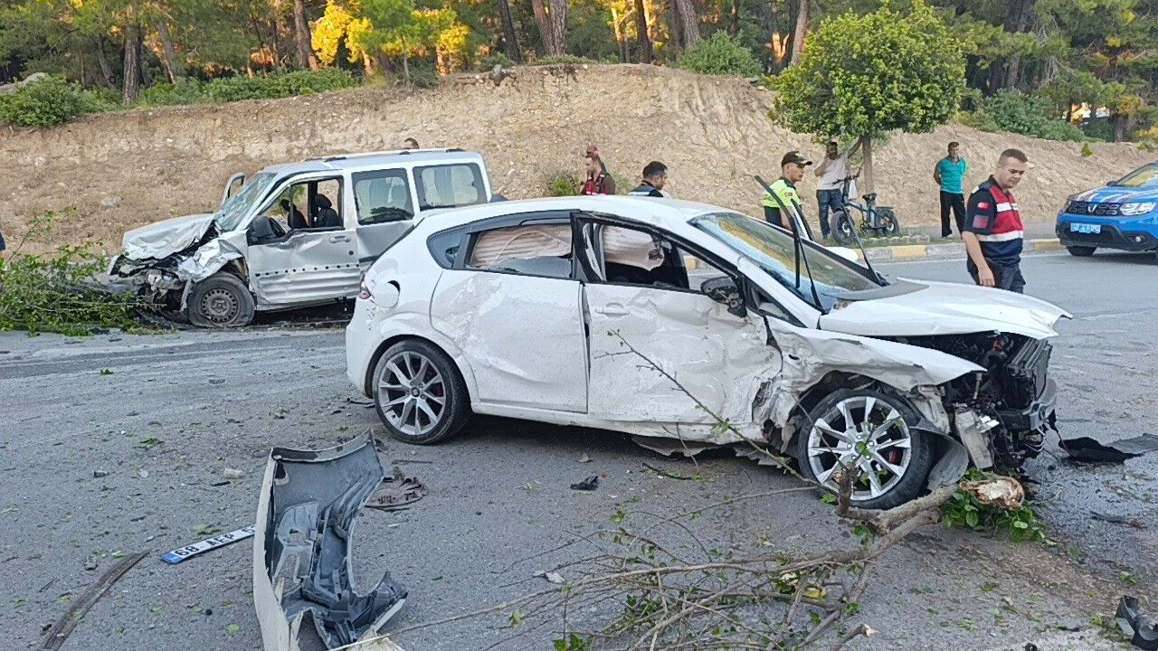 Antalya'da Refüjü Aştı, Kafa Kafaya Çarpıştılar (4)