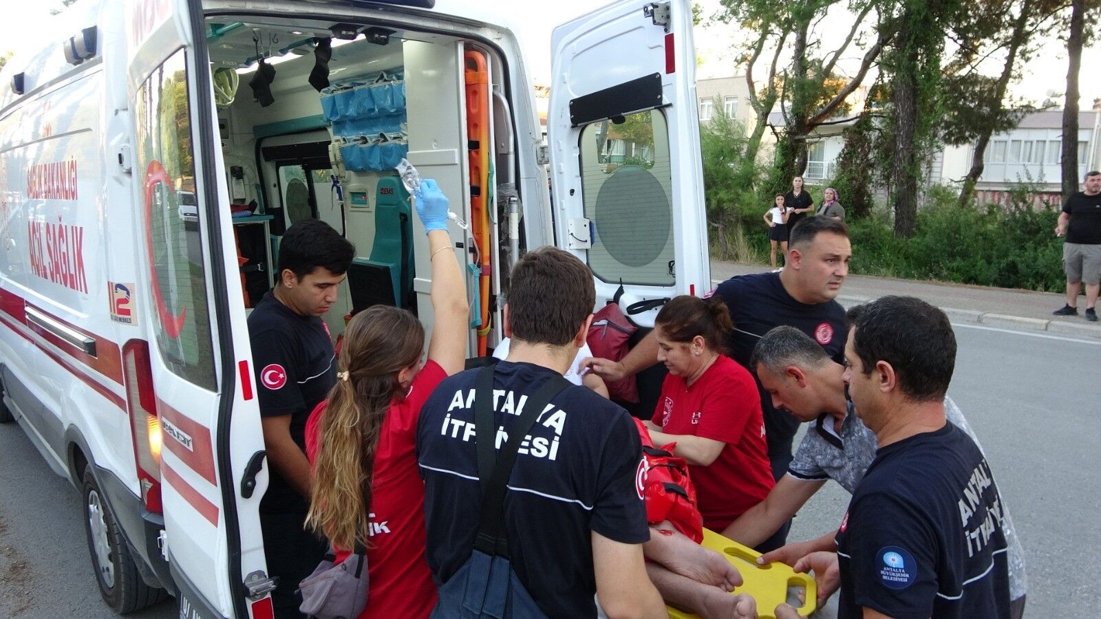 Antalya'da Refüjü Aştı, Kafa Kafaya Çarpıştılar (5)