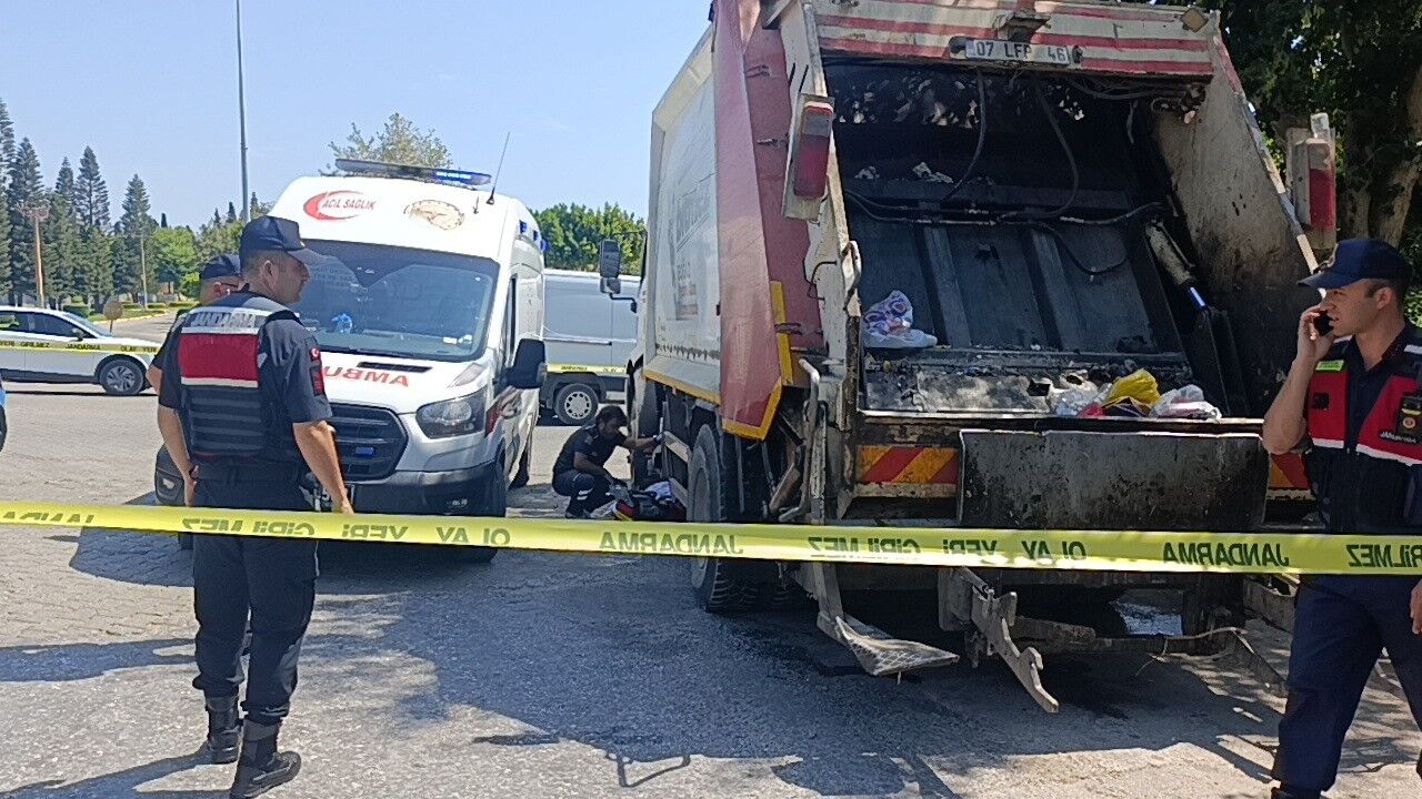 Antalya’da Temizlik Işçisi Çöp Kamyonunun Altında Can Verdi (1)