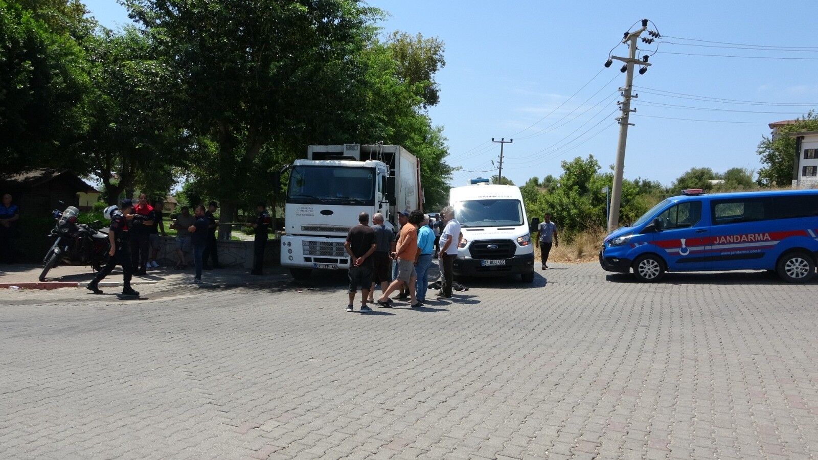 Antalya’da Temizlik Işçisi Çöp Kamyonunun Altında Can Verdi (3)