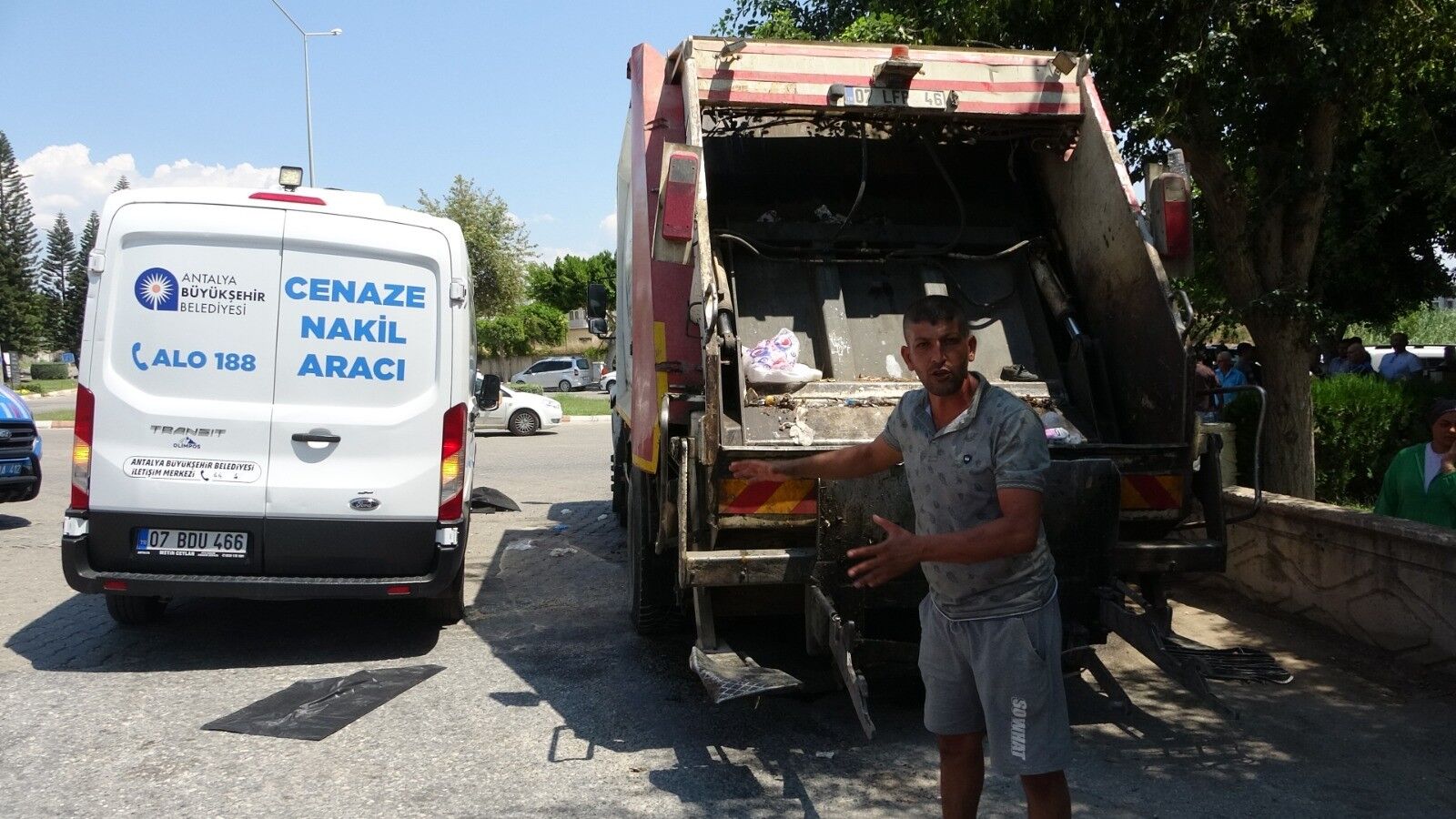 Antalya’da Temizlik Işçisi Çöp Kamyonunun Altında Can Verdi (4)
