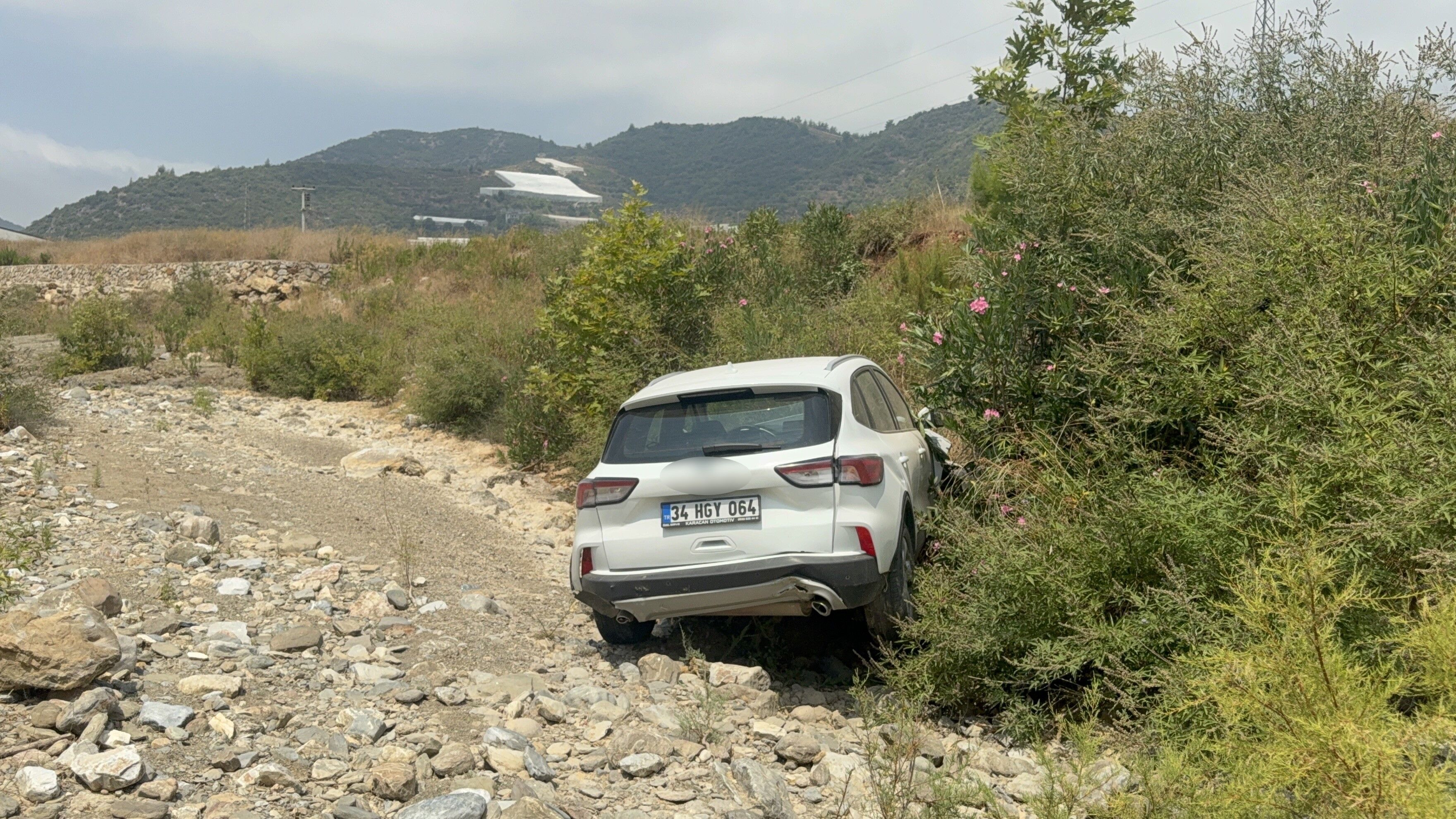 Gazipaşa'da Korkutan Kaza Dereye Uçtu (1)