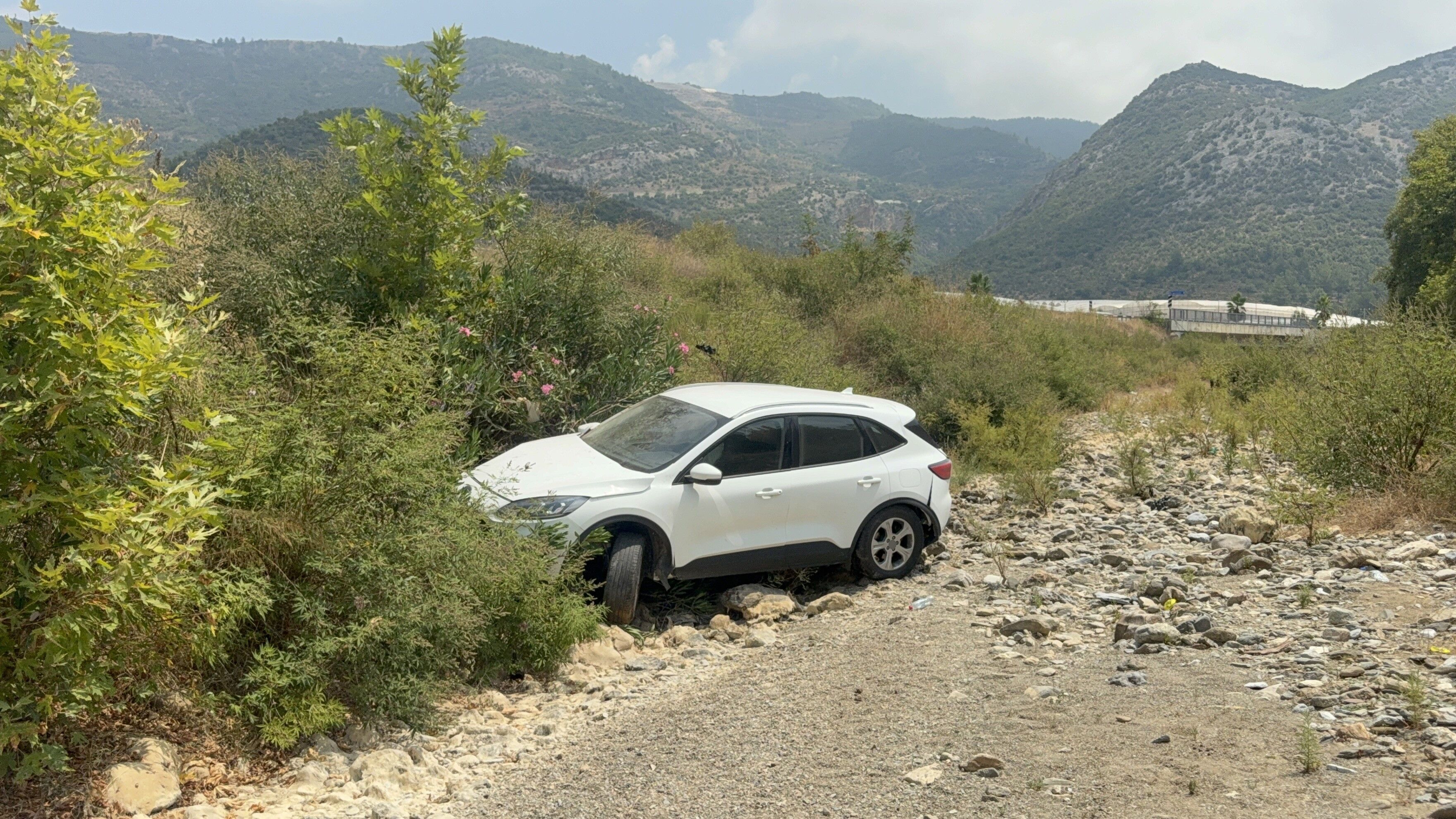 Gazipaşa'da Korkutan Kaza Dereye Uçtu (4)