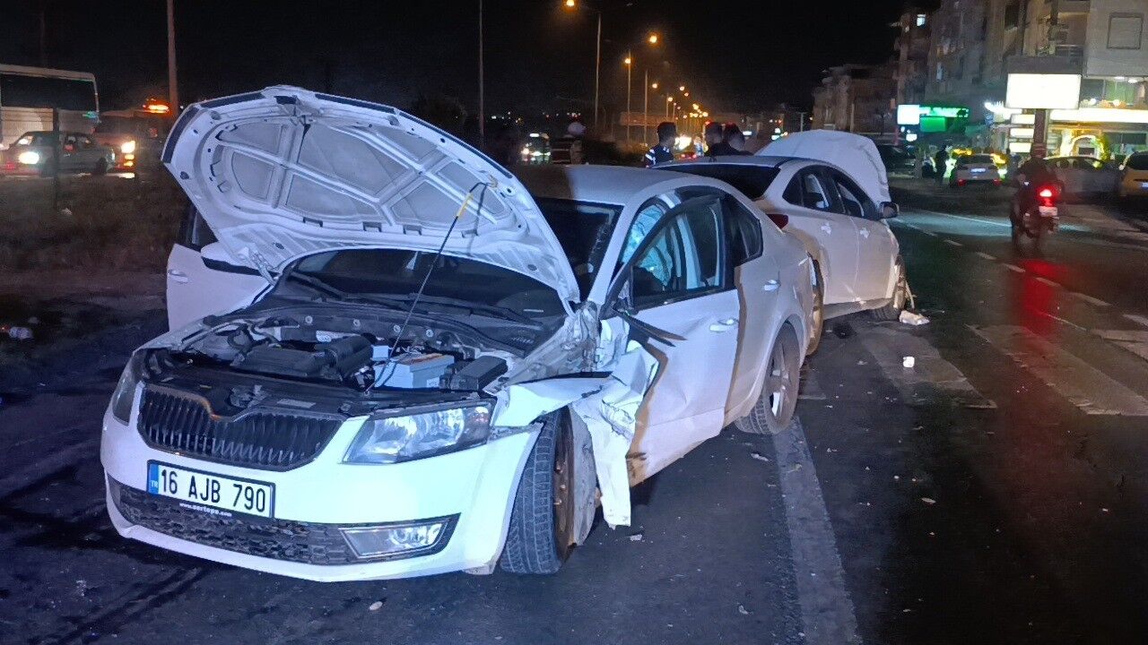 Manavgat Antalya Yolunda Iki Araç Çarpıştı (2)