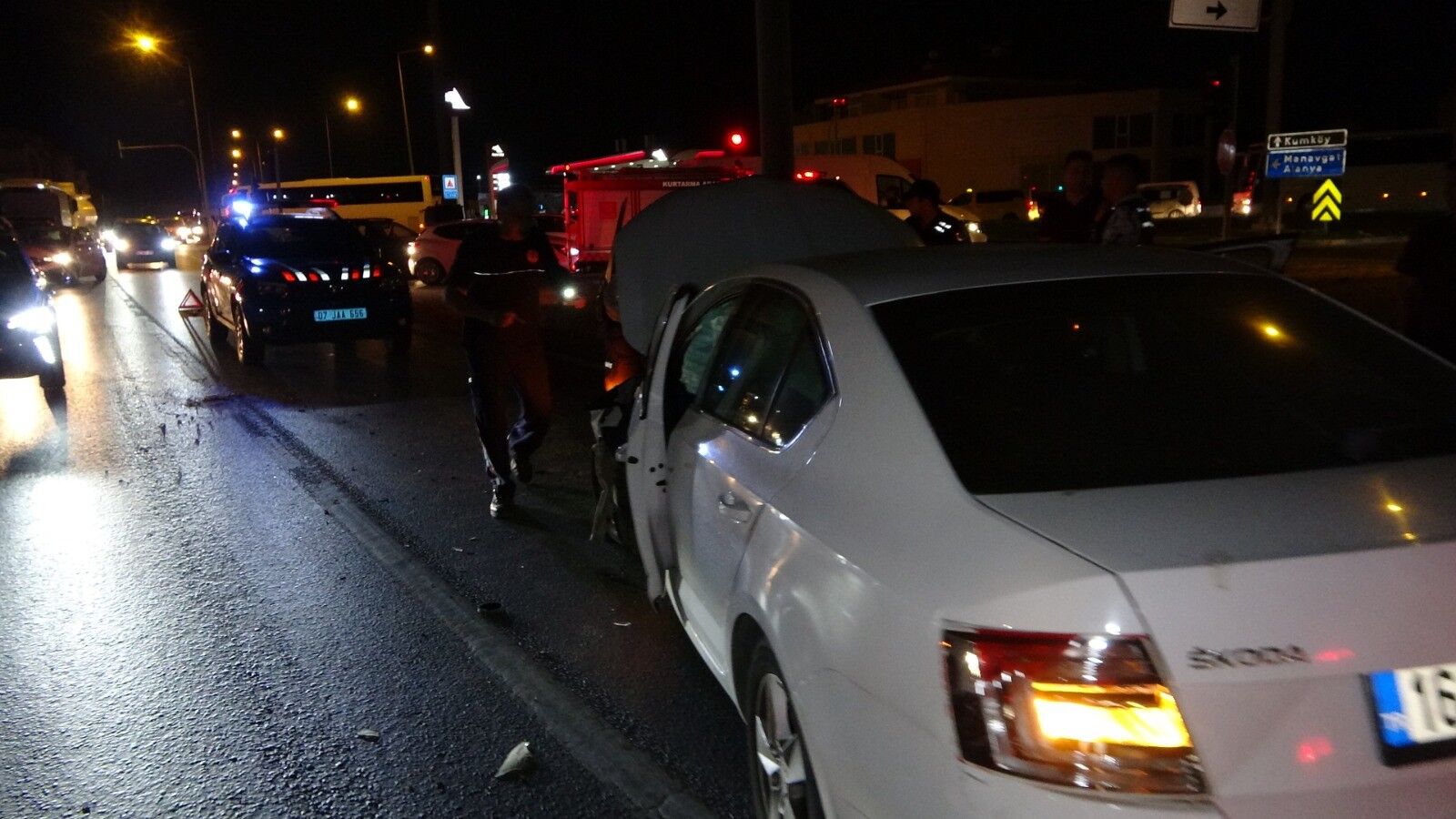 Manavgat Antalya Yolunda Iki Araç Çarpıştı (7)