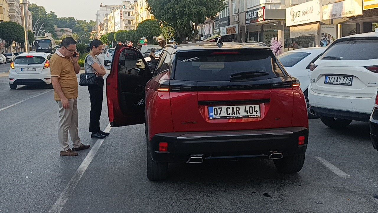 Manavgat'ta Otomobil Kapısı Motosikletliyi Yaraladı (1)