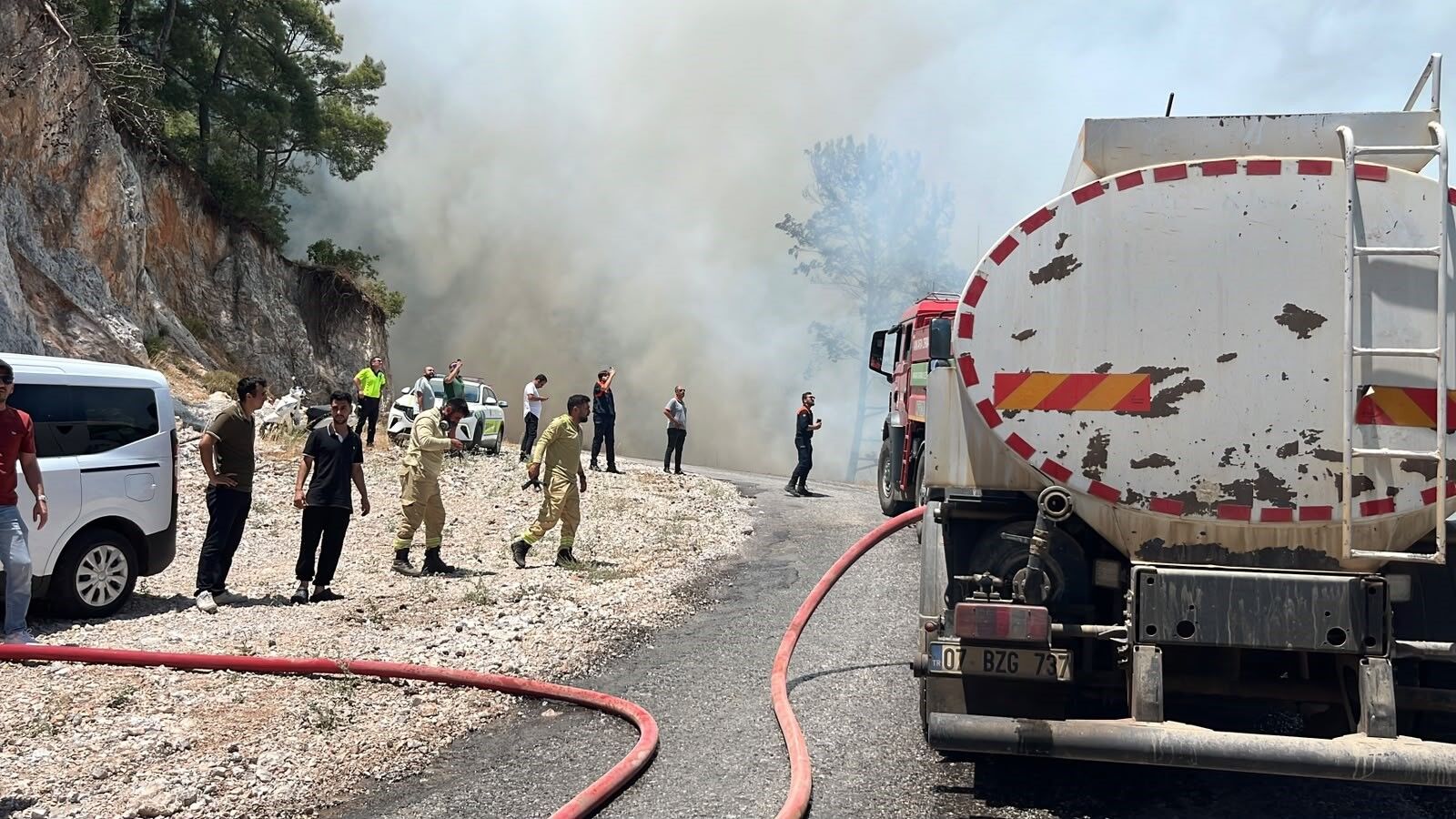 Son Dakika! Alanya'nın Tepe Mahallesi'nde Orman Yangını Çıktı (1)