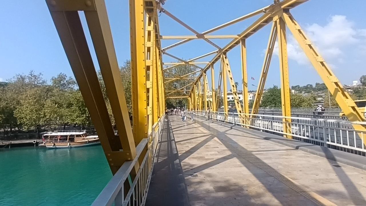 Tarihi Köprüden Irmağa Atlayan Gençler Yürekleri Ağza Getirdi (1)