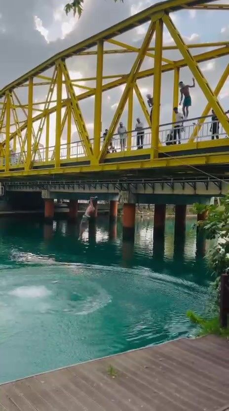 Tarihi Köprüden Irmağa Atlayan Gençler Yürekleri Ağza Getirdi (2)