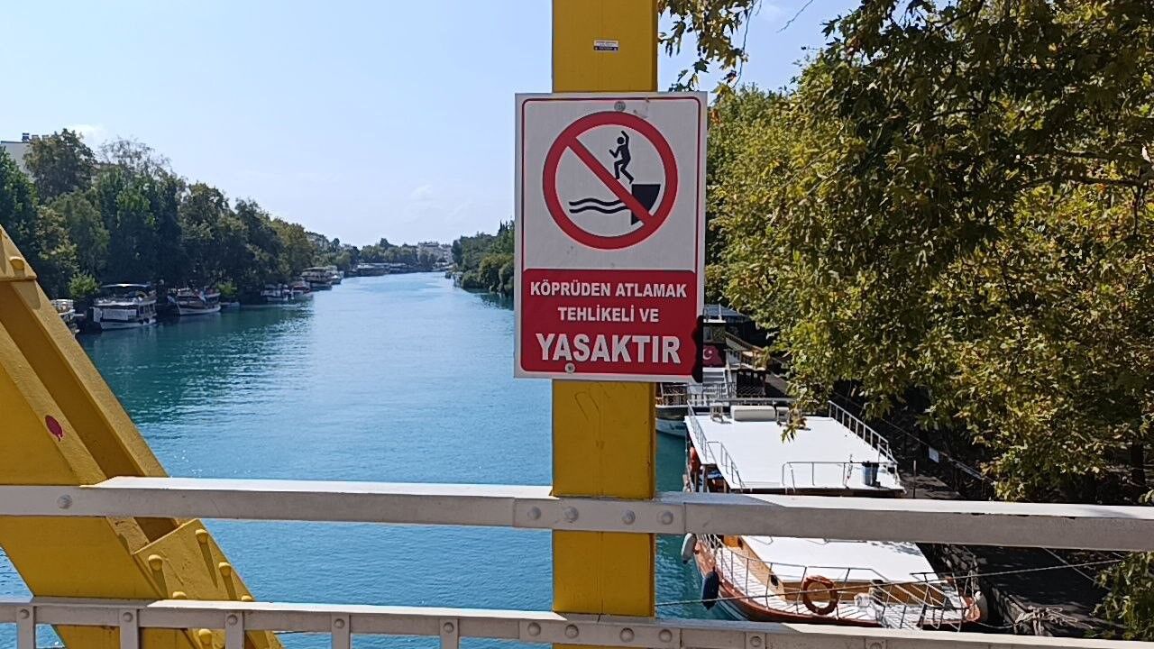 Tarihi Köprüden Irmağa Atlayan Gençler Yürekleri Ağza Getirdi (3)