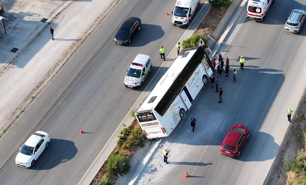 Ukraynalı Turistleri Taşıyan Otobüs Bucak Antalya Yolunda Devrildi (2)
