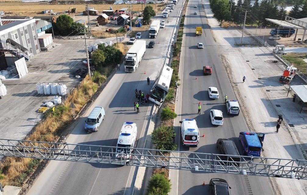 Ukraynalı Turistleri Taşıyan Otobüs Bucak Antalya Yolunda Devrildi (4)