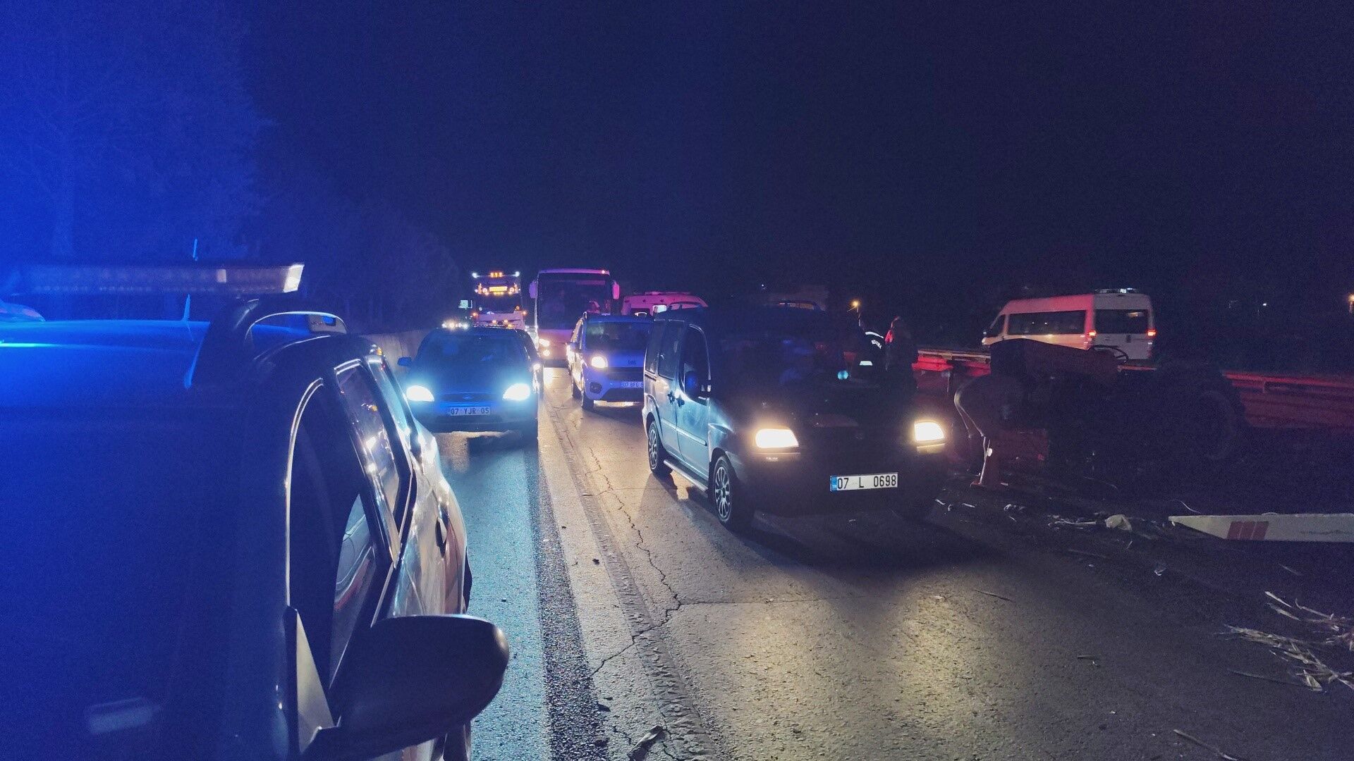 Alanya Yolunda Traktöre Arkadan Çarptı, 2 Kişi Ölüm Kalım Savaşında (2)