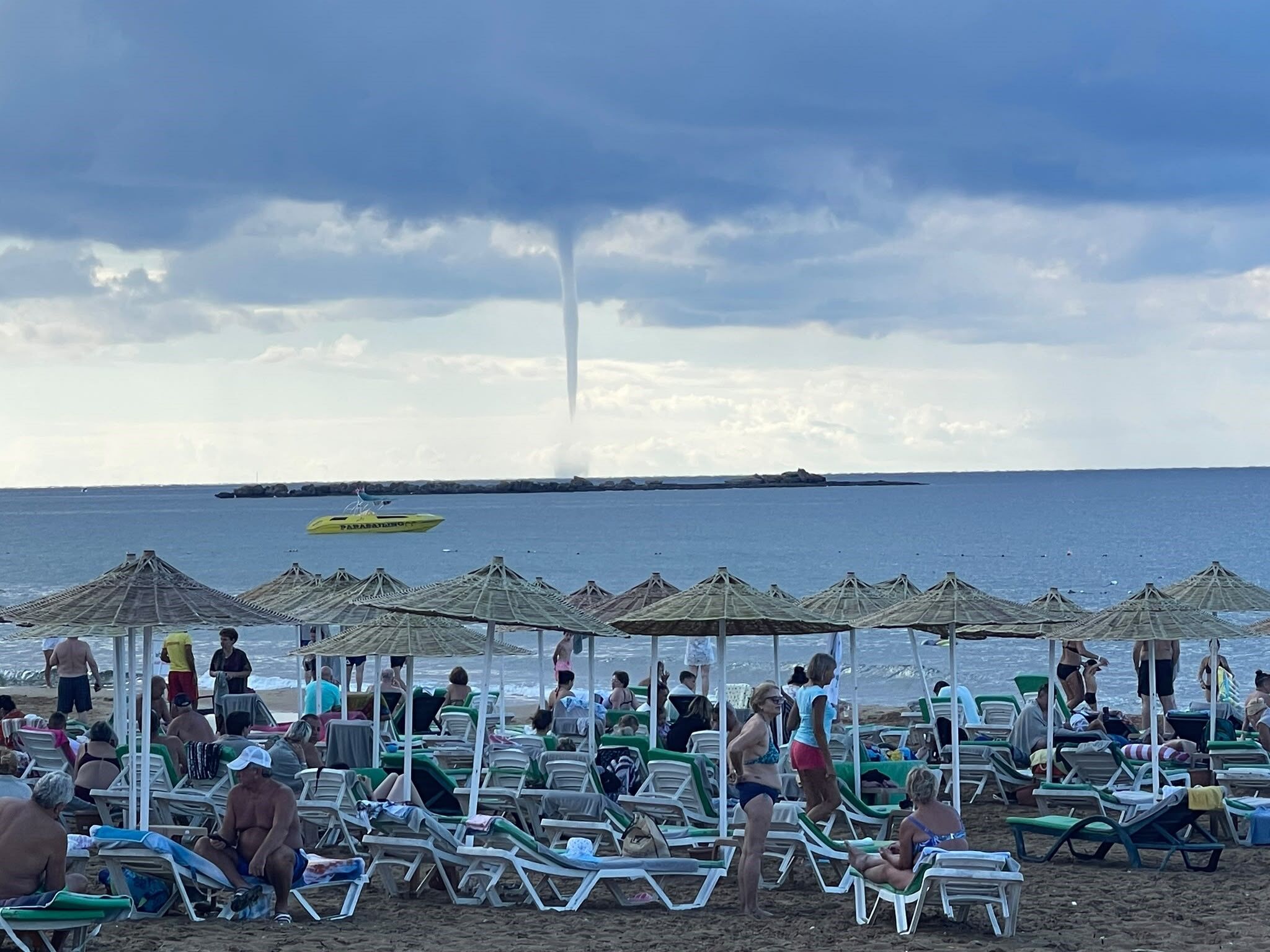 Alanya'da Dev Hortum! Panik Içinde Izlediler (1)