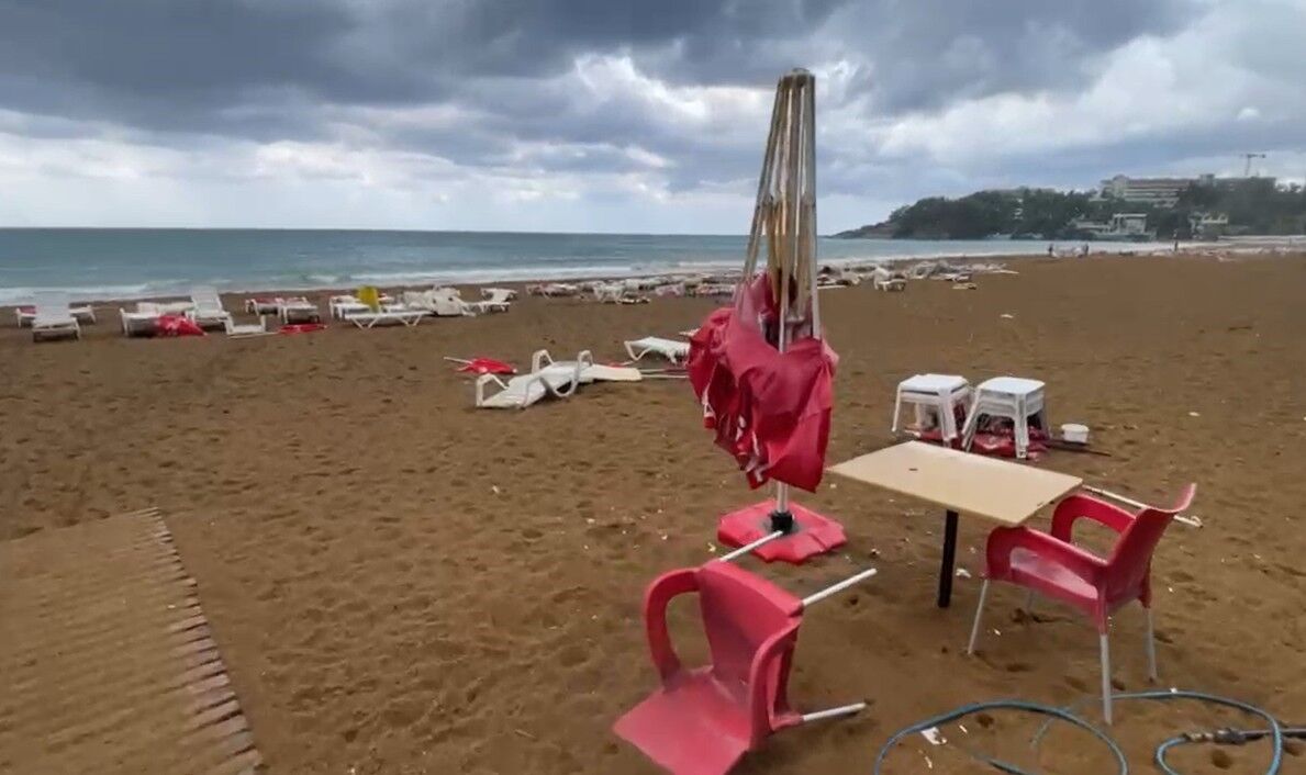 Alanya’da Fırtına Şezlongları Savurdu (2)