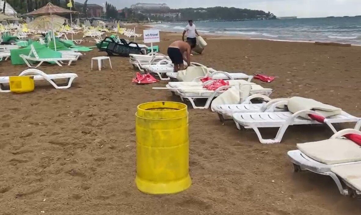 Alanya’da Fırtına Şezlongları Savurdu (4)