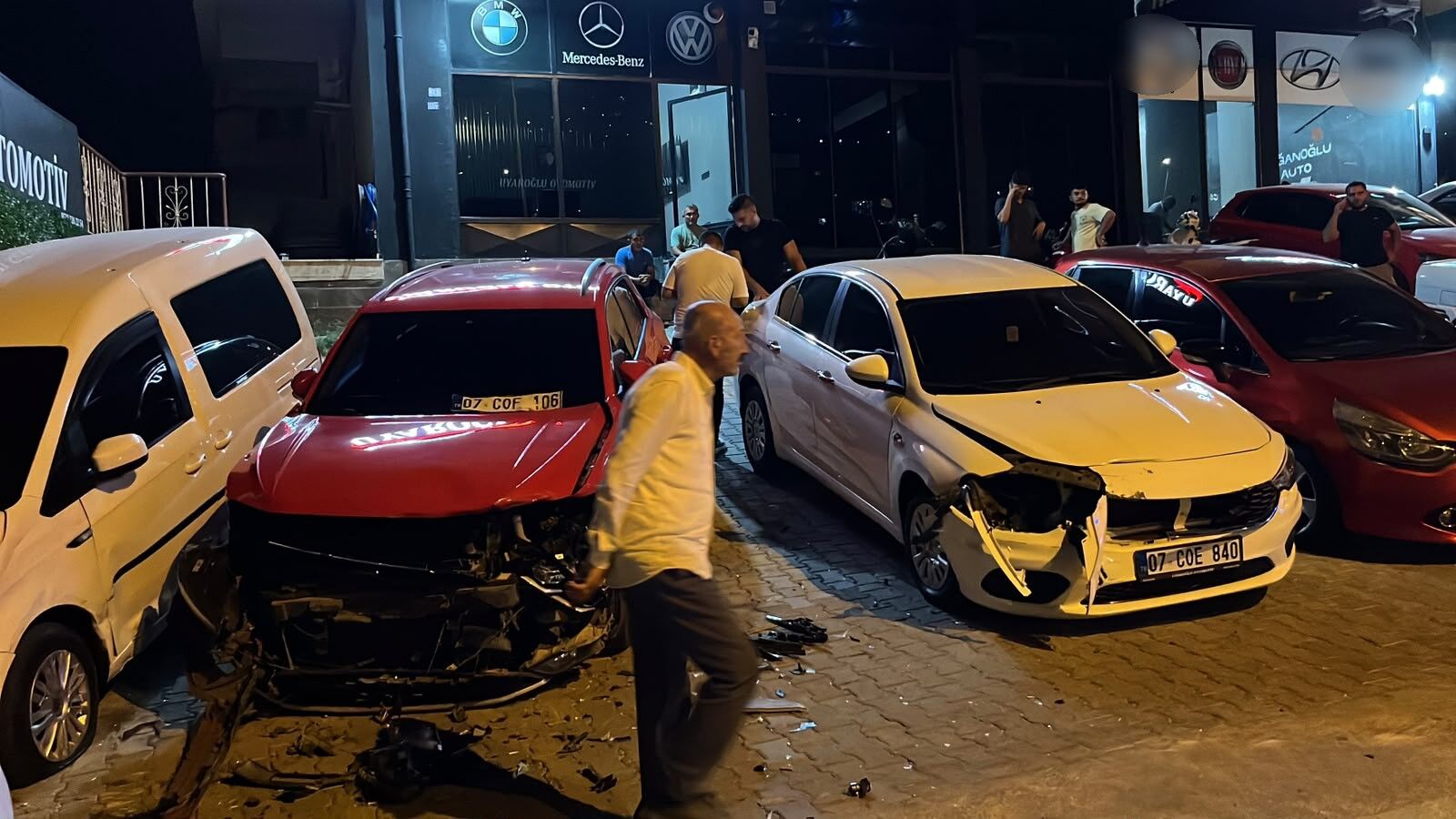 Alanya'da Otomobil Galeriye Daldı! O Anlar Kamerada (1)