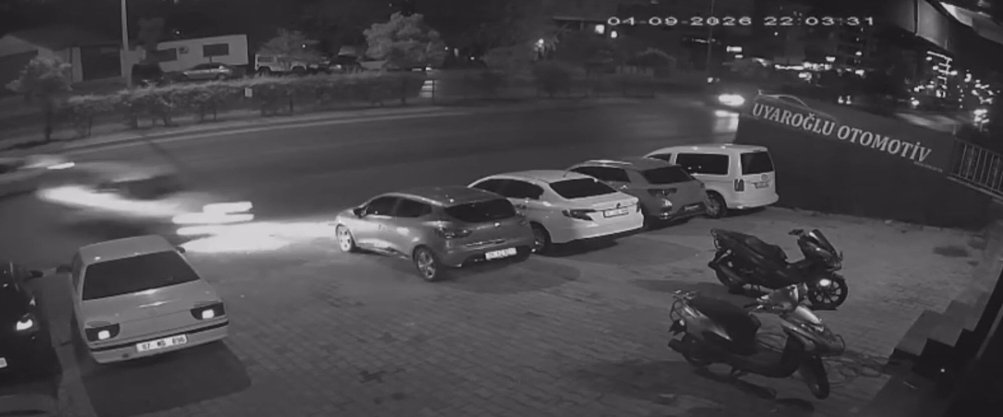 Alanya'da Otomobil Galeriye Daldı! O Anlar Kamerada (2)
