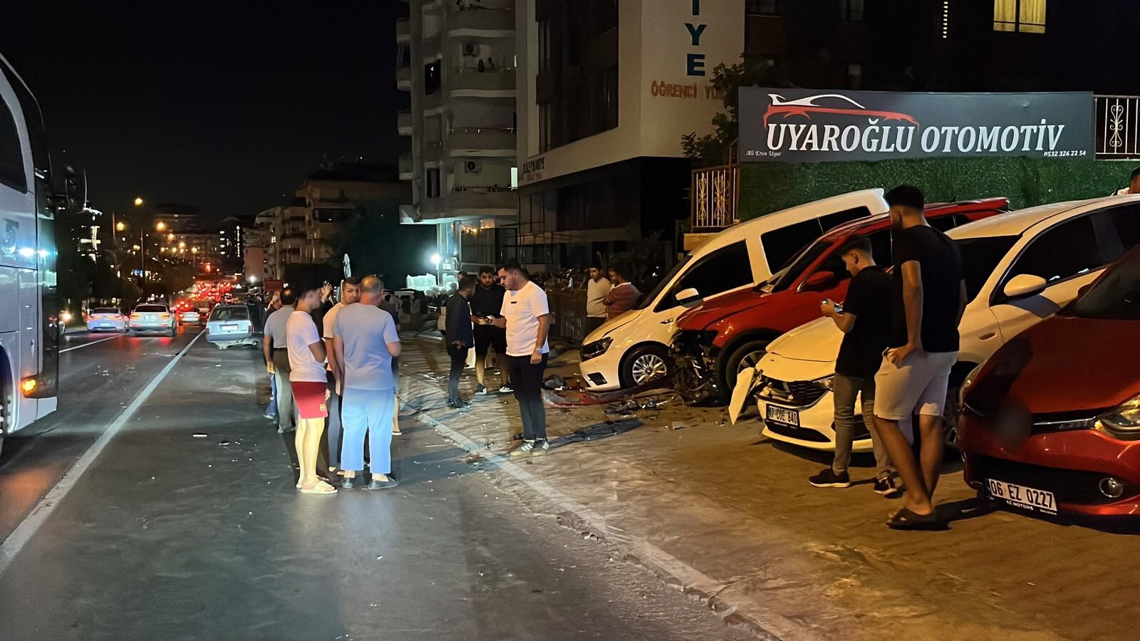 Alanya'da Otomobil Galeriye Daldı! O Anlar Kamerada (5)