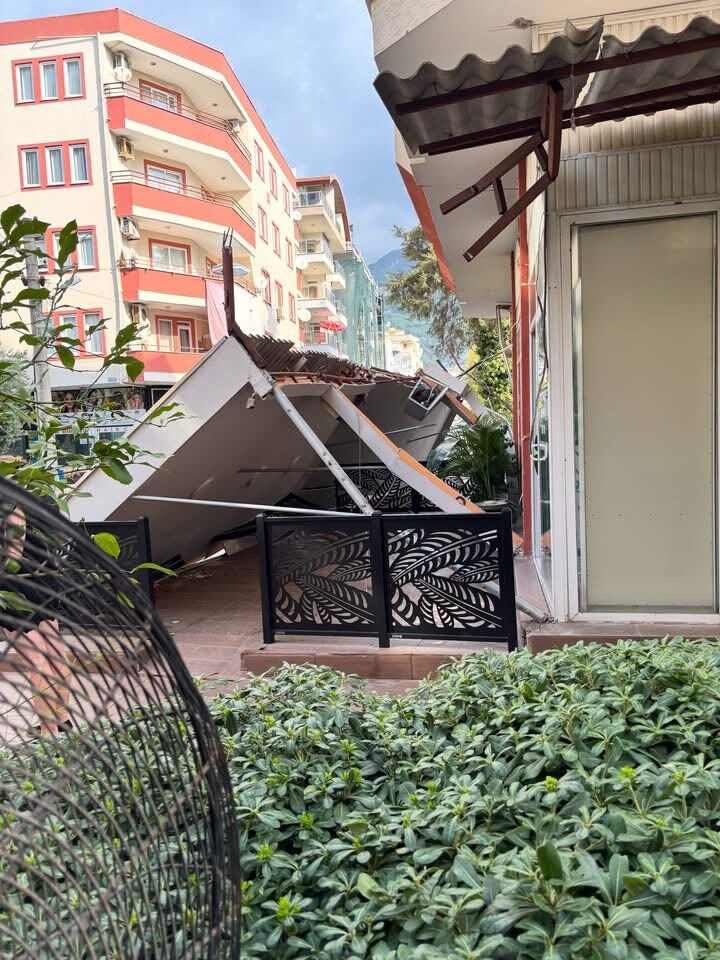 Alanya'yı Gece Yarısı Fırtına Vurdu Korku Içinde Sokağa Fırladılar (1)