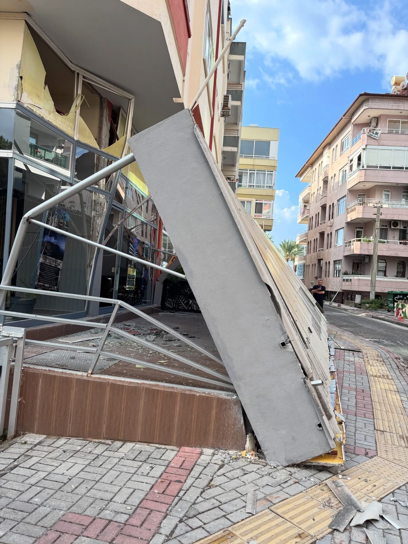 Alanya'yı Gece Yarısı Fırtına Vurdu Korku Içinde Sokağa Fırladılar (2)