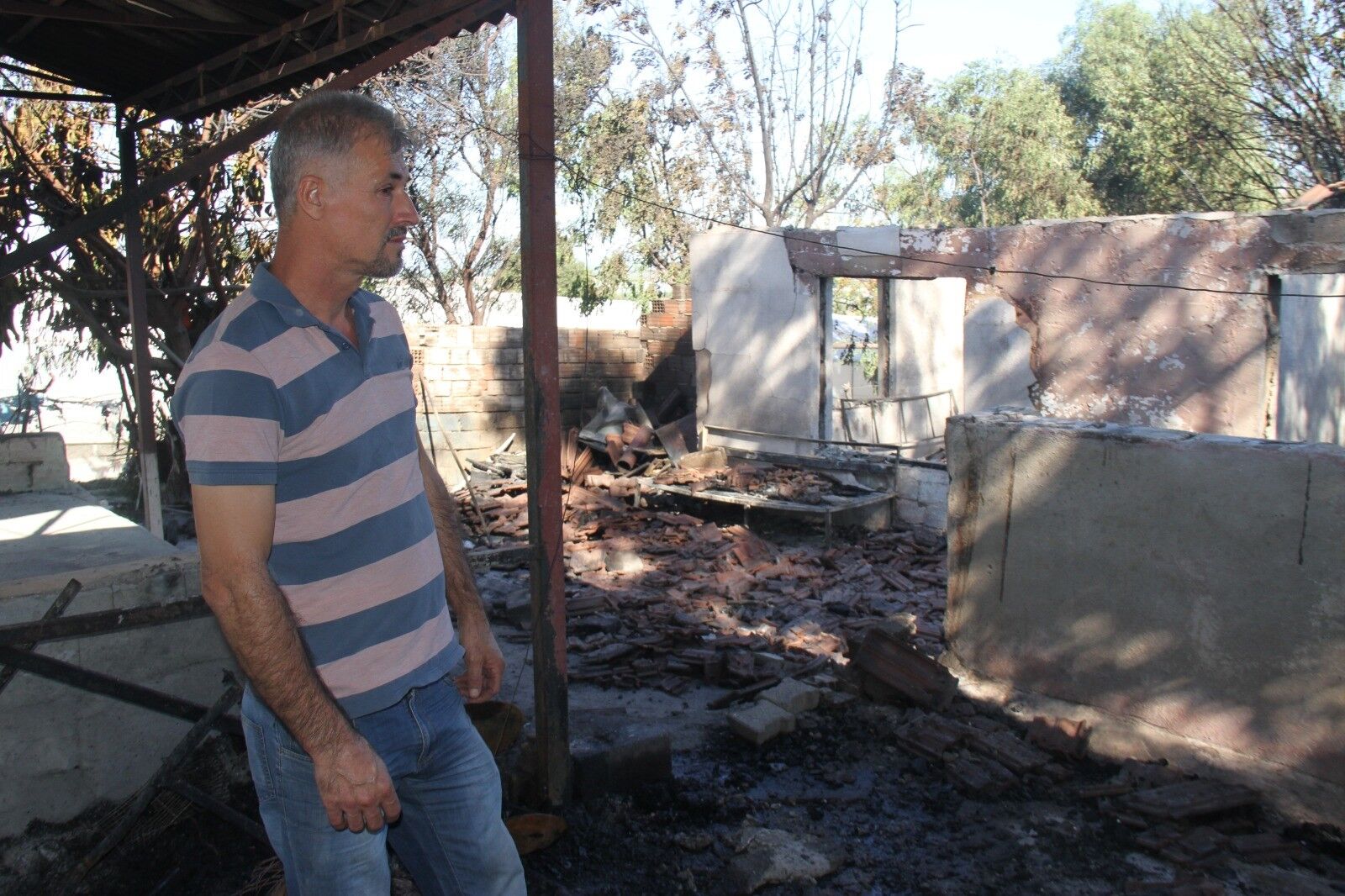 Antalya Serik'teki Yangında Can Pazarı! Engelli Ablasını Böyle Kurtardı (1)