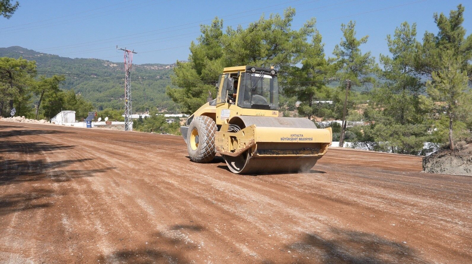 Antalya'da 3 Mahallesinin Yolu Yenileniyor (1)